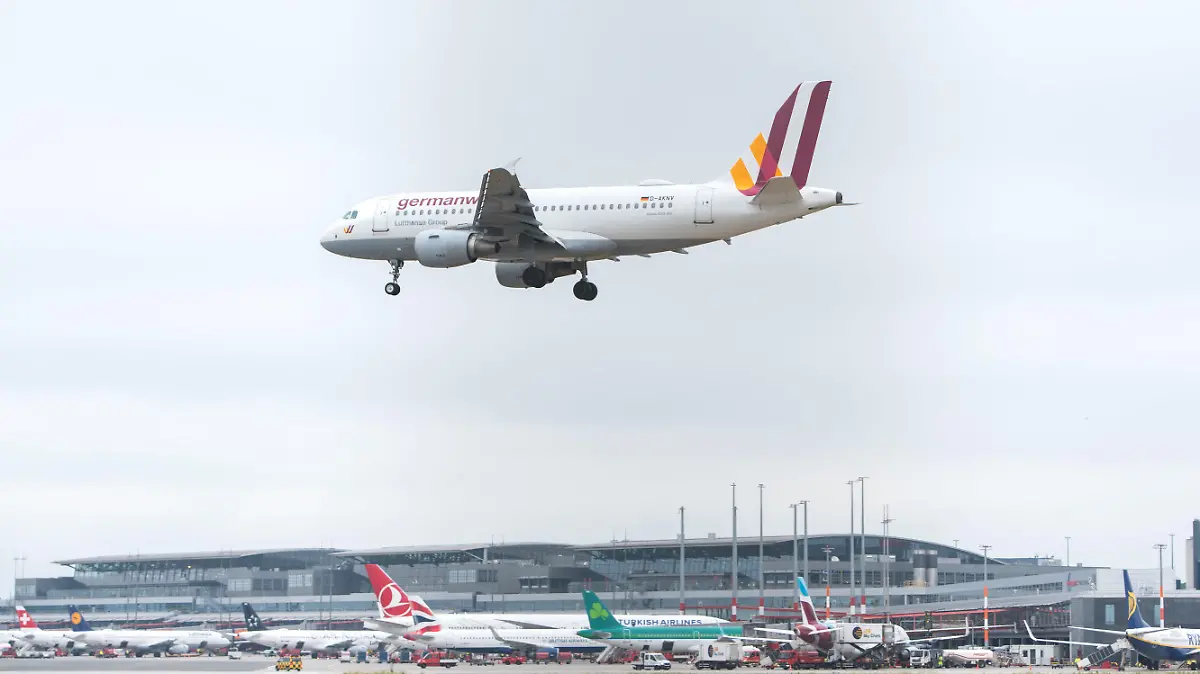 04.06.2018, Hamburg: Ein Flugzeug der Fluggesellschaft Germanwings landet am Helmut-Schmidt-Airport (Aufnahme durch einen Zaun). Nach einem Stromausfall am Sonntag ist der Flugbetrieb am Montagmorgen wieder aufgenommen worden, es kommt aber weiter zu Verzögerungen. Foto: Daniel Bockwoldt/dpa +++ dpa-Bildfunk +++