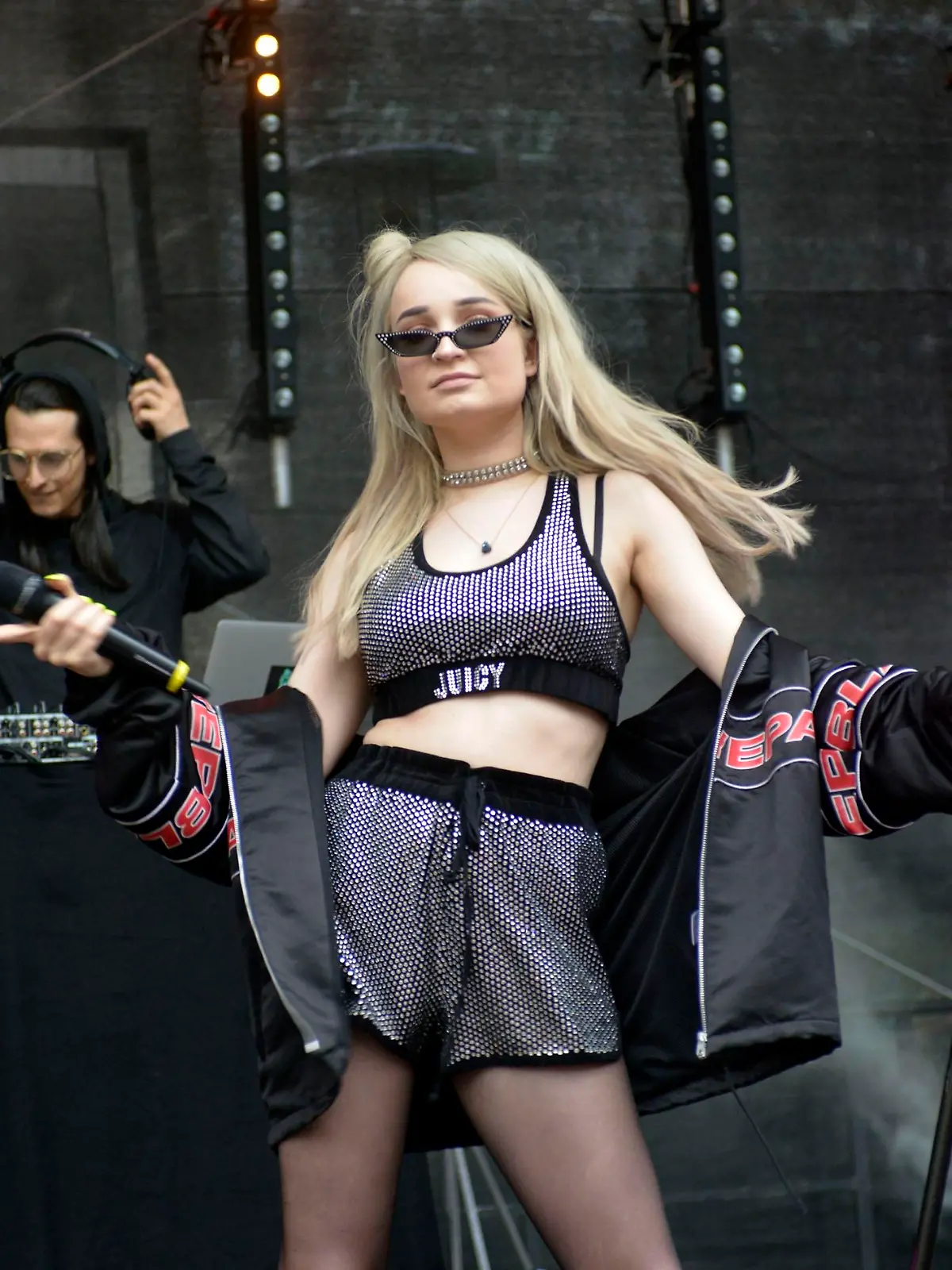 ACHTUNG SPERRFRIST! Die Veröffentlichung dieses Motives ist für alle Online-Medien (außer Programm-Presse) erst ab dem 08.06.2018 frei.

Die Sängerin Kim Petras performt beim Mauerflower Festival.