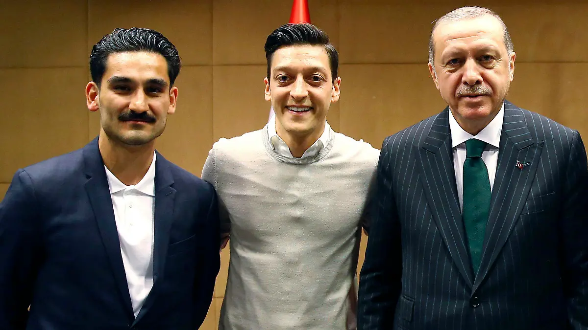 13.05.2018, Großbritannien, London. Recep Tayyip Erdogan (2.v.r.), Staatspräsident der Türkei, steht zusammen mit den Premier League Fußballspielern Ilkay Gündogan (l), Mesut Özil (2.v.l.) und Cenk Tosun (r). Der türkische Präsident Erdogan ist zu Besuch in London. (zu dpa-Meldung: «Foto mit Erdogan: Özil und Gündogan sorgen für Wirbel» vom 14.05.2018) Foto: Uncredited/Pool Presdential Press Service/AP/dpa +++ dpa-Bildfunk +++