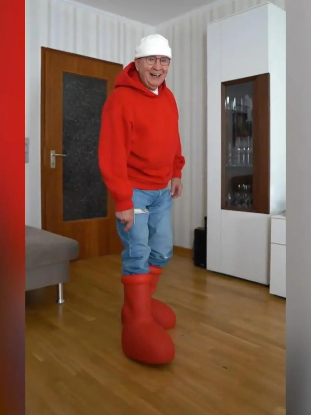 Die Marke MSCHF hat neue Schuhe auf den Markt gebracht, die definitiv auffallen. Aber sie bringen auch ungeahnte Probleme mit sich, wie ein potentieller Käufer erfahren musste.