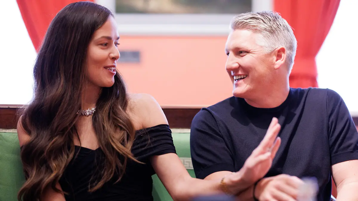 26.04.2022, Bayern, München: Bastian Schweinsteiger, ehemaliger deutscher Fußballspieler (r), und seine Frau Ana Ivanovic, serbische ehemalige Tennisspielerin, geben am Rande der Verleihung der Best Brands Awards 2022 im Bayerischen Hof ein Interview. (zu dpa "Ivanovic und Schweinsteiger wollen Kinder vom Rampenlicht fernhalten") Foto: Matthias Balk/dpa +++ dpa-Bildfunk +++