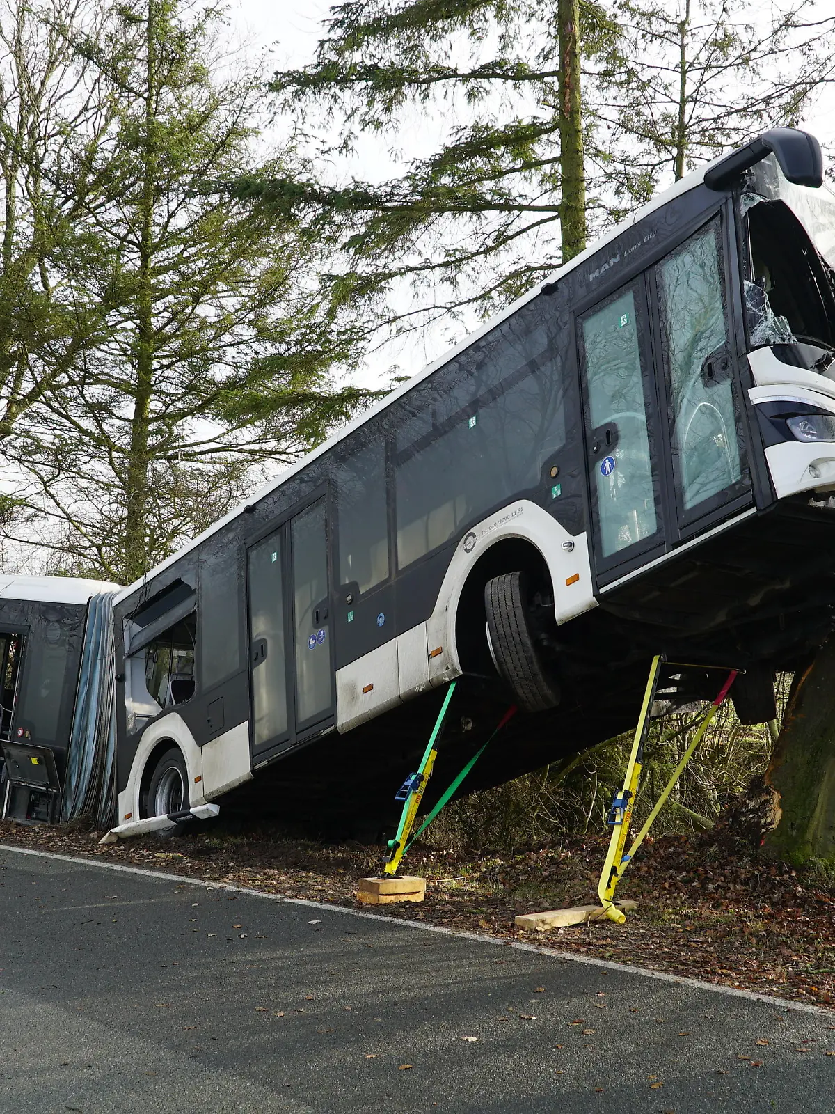 Schönberg nördlich von Trittau / Schleswig Holstein
Bsufahrer schwer verletzt
Der Fahrer eines Gelenkbusse ist auf einer Landstrasse bei Schönberg (Nördlich von Trittau) mit seinem Fahrzeug von der Strasse abgekommen und gegen einen Baum geprallt. Der Bus schob sich durch die Wuncht des Aufpralls bis auf 3 Meter Höhe in den Baum hoch. Der Fahrer wurde schwer verletztz mit einem Rettungshubschrauber in eine Klinik gebracht. Passagiere waren zum Zeitpunkt des Unfalls nicht im Bus. Die Bergung des Busses wird vorrausichtlich noch den ganzen Tag andauern
