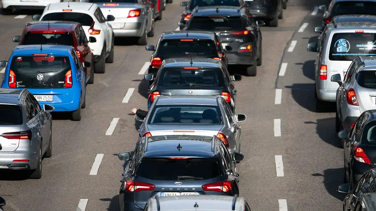 Die Polizei sperrte die Autobahn und regelt den Verkehr. (Symbolbild)