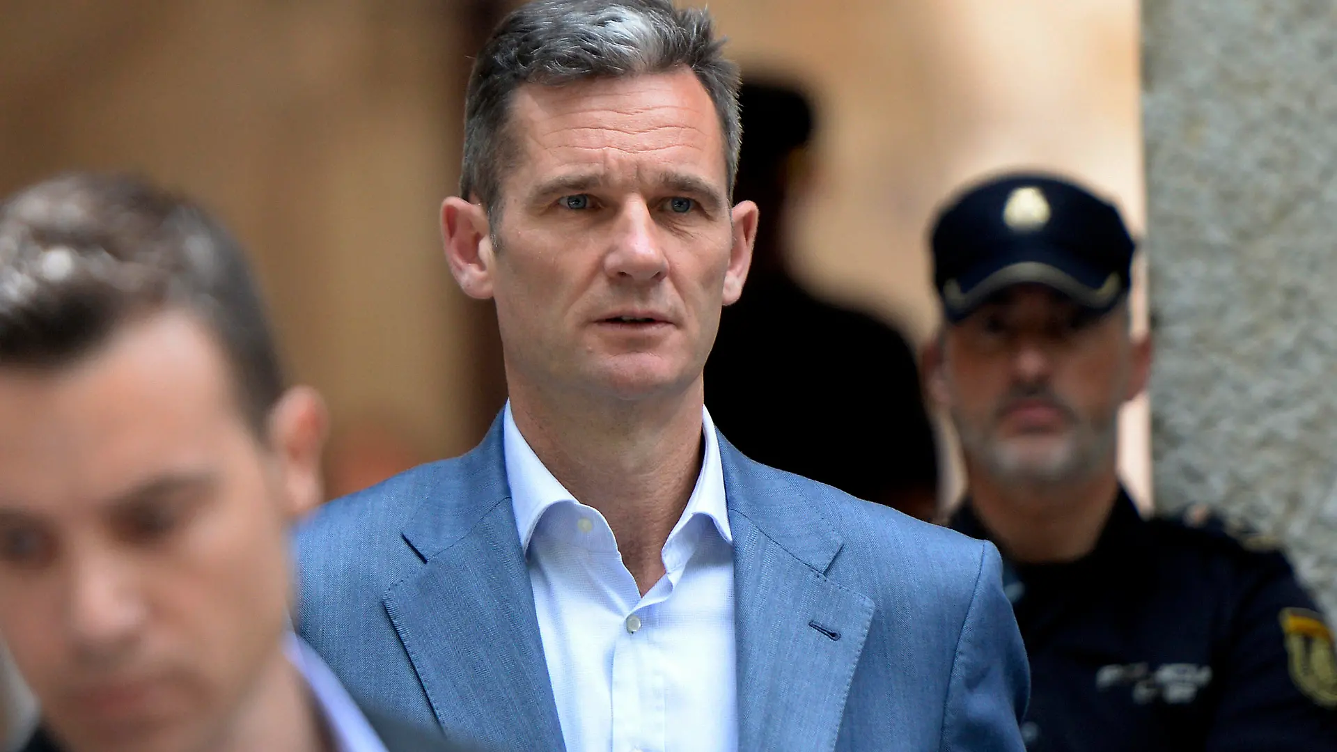 13.06.2018, Spanien, Palma de Mallorca: Inaki Urdangarin, Schwager des spanischen Königs, verlässt das Gerichtsgebäude. Justizbehörden haben Urdangarin mitgeteilt, dass er innerhalb von fünf Tagen die Haftstrafe von fünf Jahren und zehn Monaten wegen Veruntreuung von sechs Millionen Euro Steuergeldern sowie wegen Geldwäsche, Urkundenfälschung und Betrugs antreten muss. Foto: Joan Llado/AP/dpa +++ dpa-Bildfunk +++