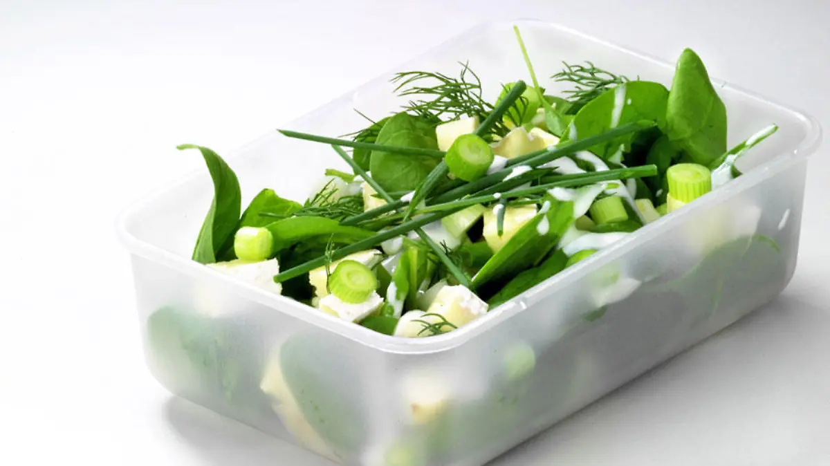 Mit Rohkost gefüllte Tupperdose