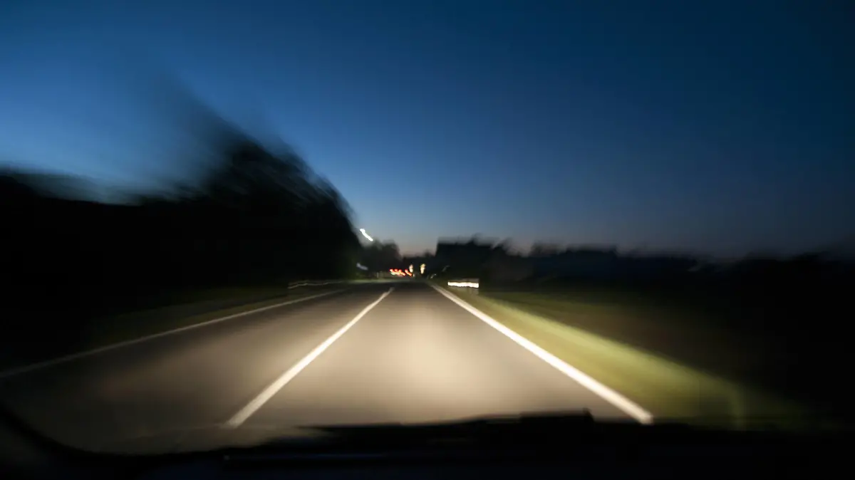 Auf der A2 haben bisher unbekannte Täter Bildschirme und Laptops aus einem fahrenden LKW gestohlen.