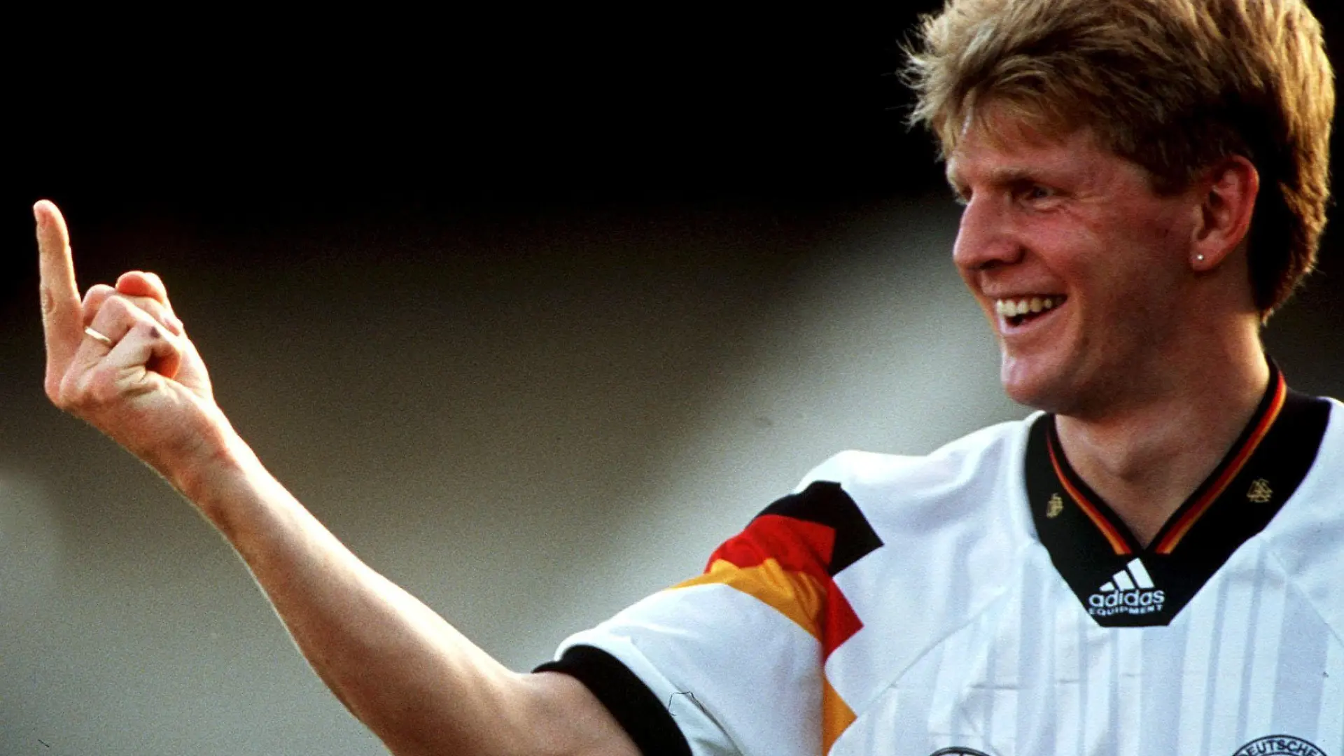 FUSSBALL:   DFB - Team Stefan EFFENBERG  -  Stinkefinger FOTO: BONGARTS