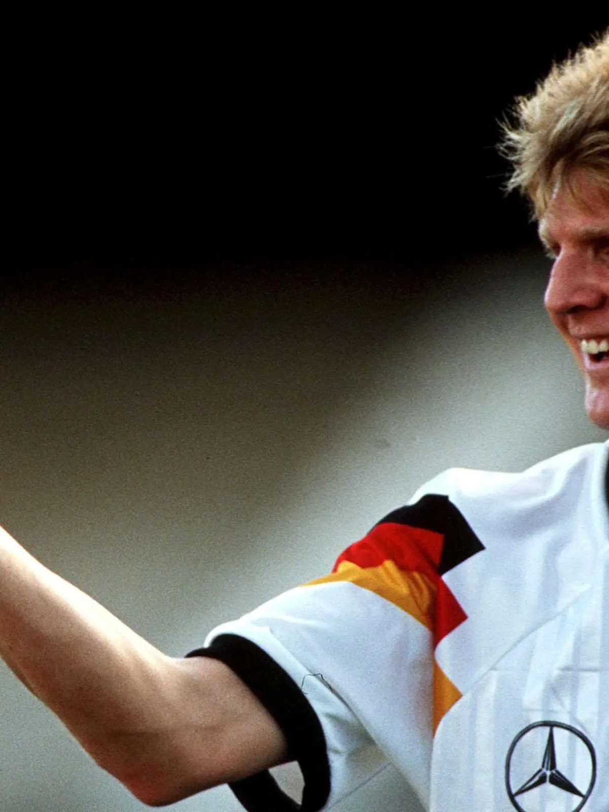 FUSSBALL:   DFB - Team Stefan EFFENBERG  -  Stinkefinger FOTO: BONGARTS