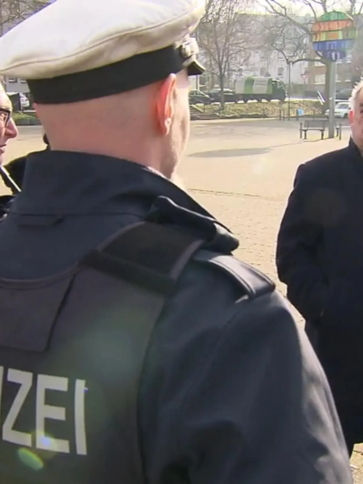 Bild zu: "Reul informiert sich über Jugendbanden"
