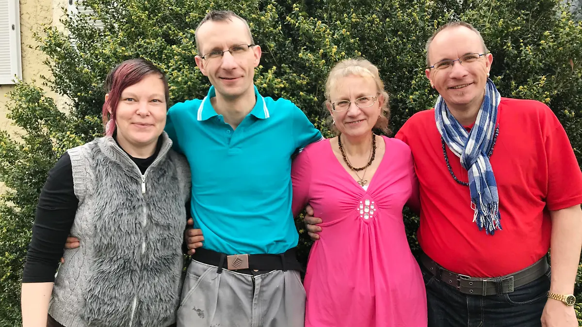 Systemgastronom Guido (2.v.l.) und seine Anke (l.) sind nach wie vor verliebt wie am ersten Tag - und nicht nur das: Schon bald wird ein Baby das himmlische Liebesglück krönen! Mama Sigrid (2.v.r.) und Bruder Heiko (r.) stehen dem Paar unterstützend zur Seite.