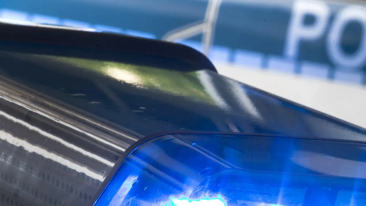 ARCHIV - ILLUSTRATION - Ein Blaulicht leuchtet am 27.07.2015 in Osnabrück (Niedersachsen) auf dem Dach eines Polizeiwagens. (Zu dpa: «Erschossener Reha-Bewohner: Kripo und Staatsanwaltschaft ermitteln») Foto: Friso Gentsch/dpa +++(c) dpa - Bildfunk+++