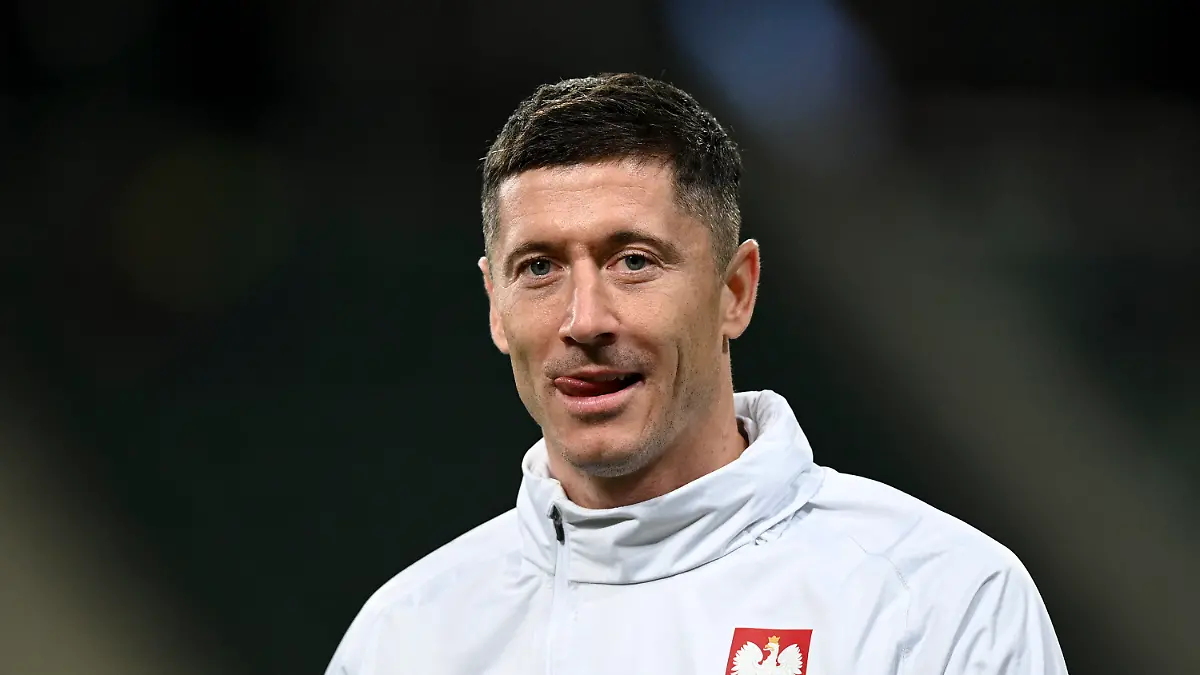 ARCHIV - 16.11.2022, Polen, Warschau: Fußball: Länderspiele, Polen - Chile: Polens Robert Lewandowski vor dem Spiel. (zu dpa: «Lewandowski als Polens große WM-Hoffnung - «Brauchen ihn als Kapitän»») Foto: Rafal Oleksiewicz/AP/dpa +++ dpa-Bildfunk +++