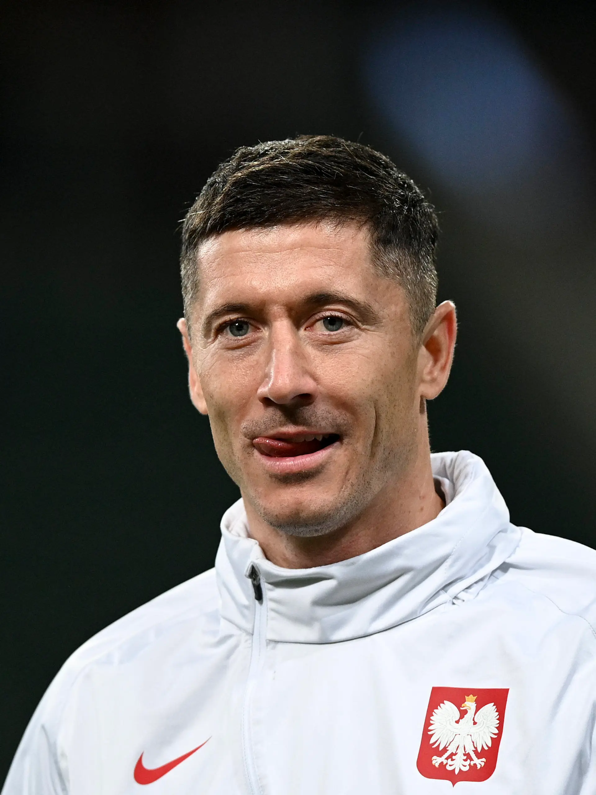 ARCHIV - 16.11.2022, Polen, Warschau: Fußball: Länderspiele, Polen - Chile: Polens Robert Lewandowski vor dem Spiel. (zu dpa: «Lewandowski als Polens große WM-Hoffnung - «Brauchen ihn als Kapitän»») Foto: Rafal Oleksiewicz/AP/dpa +++ dpa-Bildfunk +++