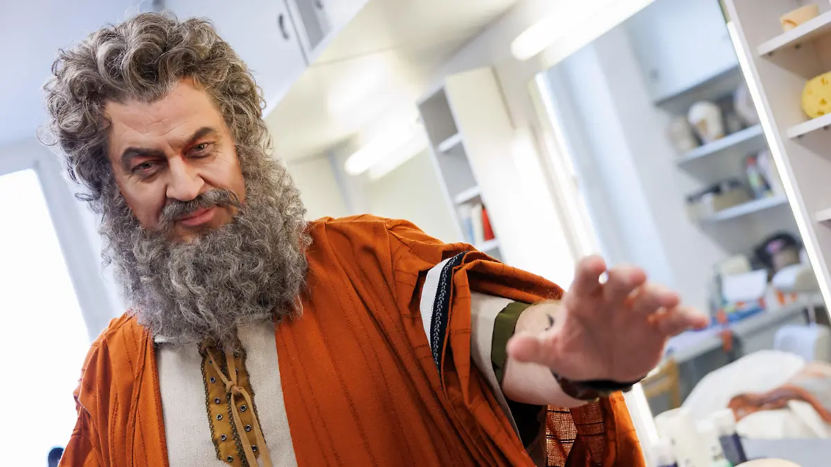 PRODUKTION - 10.02.2023, Bayern, Nürnberg: Markus Söder (CSU), Ministerpräsident von Bayern, präsentiert sich, nachdem er in der Maske im Staatstheater Nürnberg verkleidet und geschminkt wurde, als Symbolfigur "Stammesältester, der Bayern sicher durch die Krise führt". Söder wurde dort für die anstehende Fernsehsendung "Fastnacht in Franken" vorbereitet. Foto: Daniel Karmann/dpa +++ dpa-Bildfunk +++