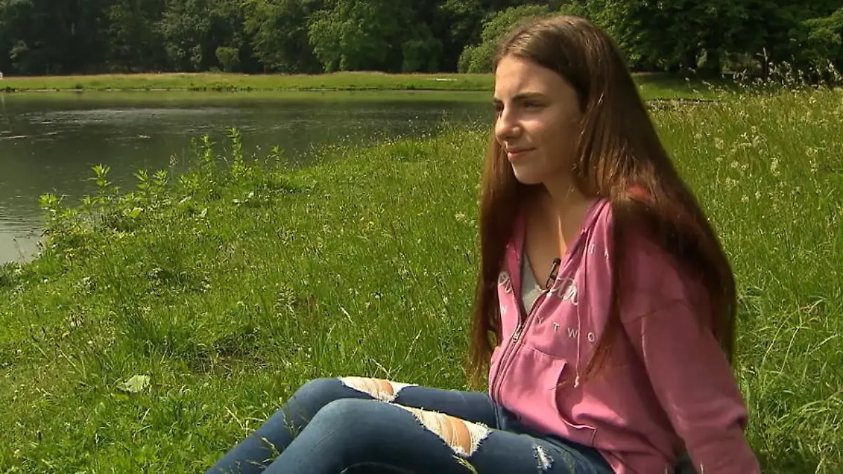 Lillet (15) wurde wegen ihrer Augenbrauen gemobbt So sprang Stiefvater Tom Lehel ihr zur Seite