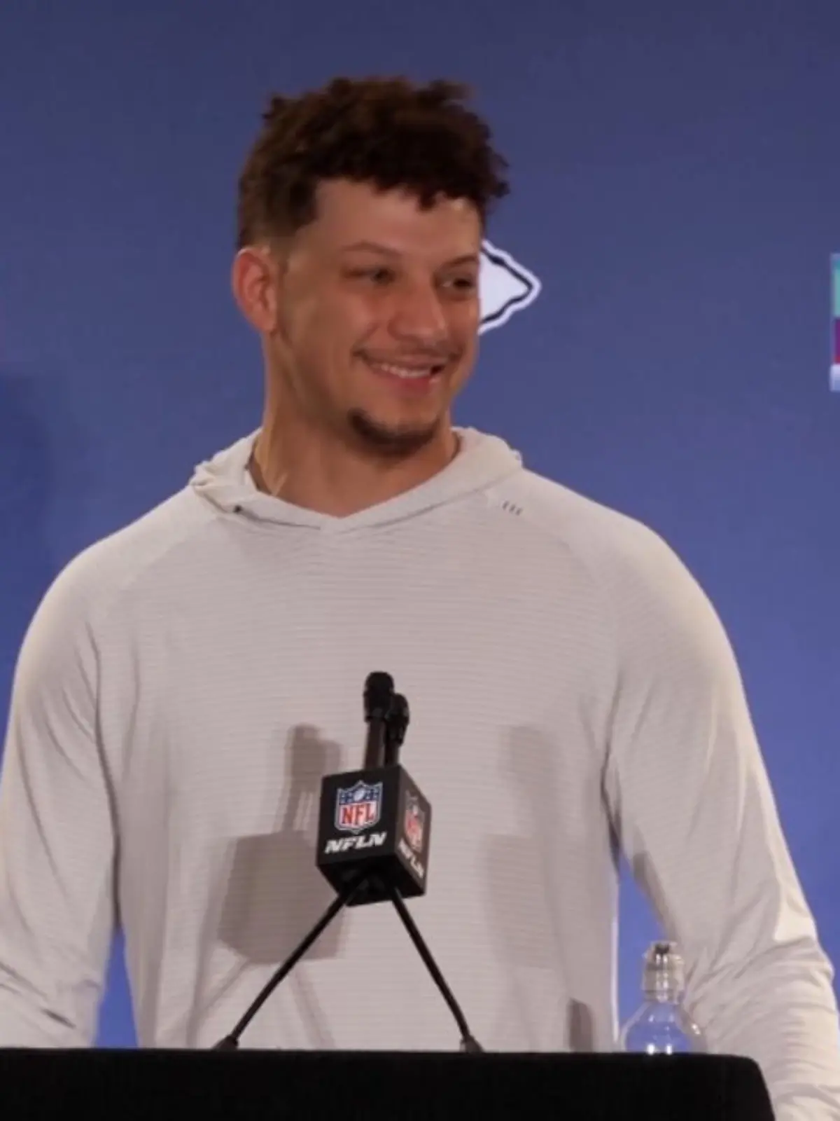 Der Reporter täuscht vor, dass Rihanna den FNL-Star hoch gelobt hätte. Mit Freude antwortet der Quarterback auf die Frage, bis der Reporter die Trickfrage auflöst.