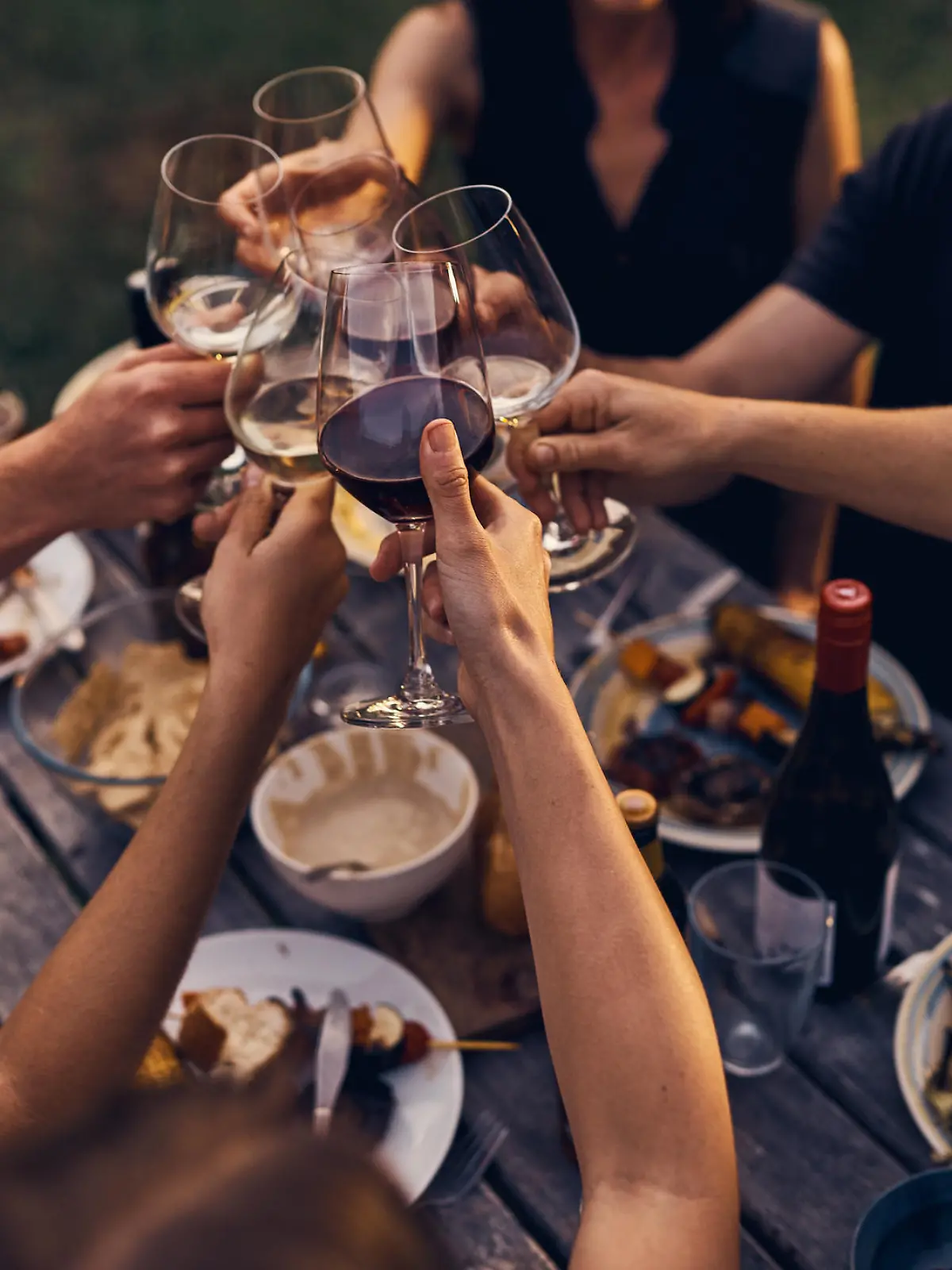 Freunde trinken Alkohol beim Grillabend.