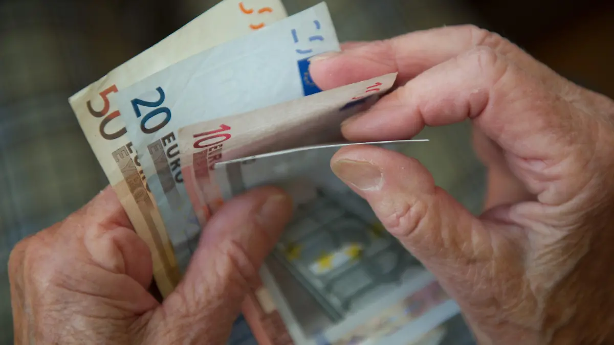 ARCHIV - ILLUSTRATION - 26.06.2012, Baden-Württemberg, Stuttgart: Eine ältere Frau zählt Geld. In den deutschen Ballungsräumen wird das Wohnen immer teurer - auch für Rentner. Die oberste Vertreterin der Rentenversicherung will die Unterschiede bei der geplanten Grundrente berücksichtigt sehen. (zu dpa "Rentenpräsidentin für höhere Grundrente in Ballungsräumen" vom 31.05.2018) Foto: Marijan Murat/dpa +++ dpa-Bildfunk +++