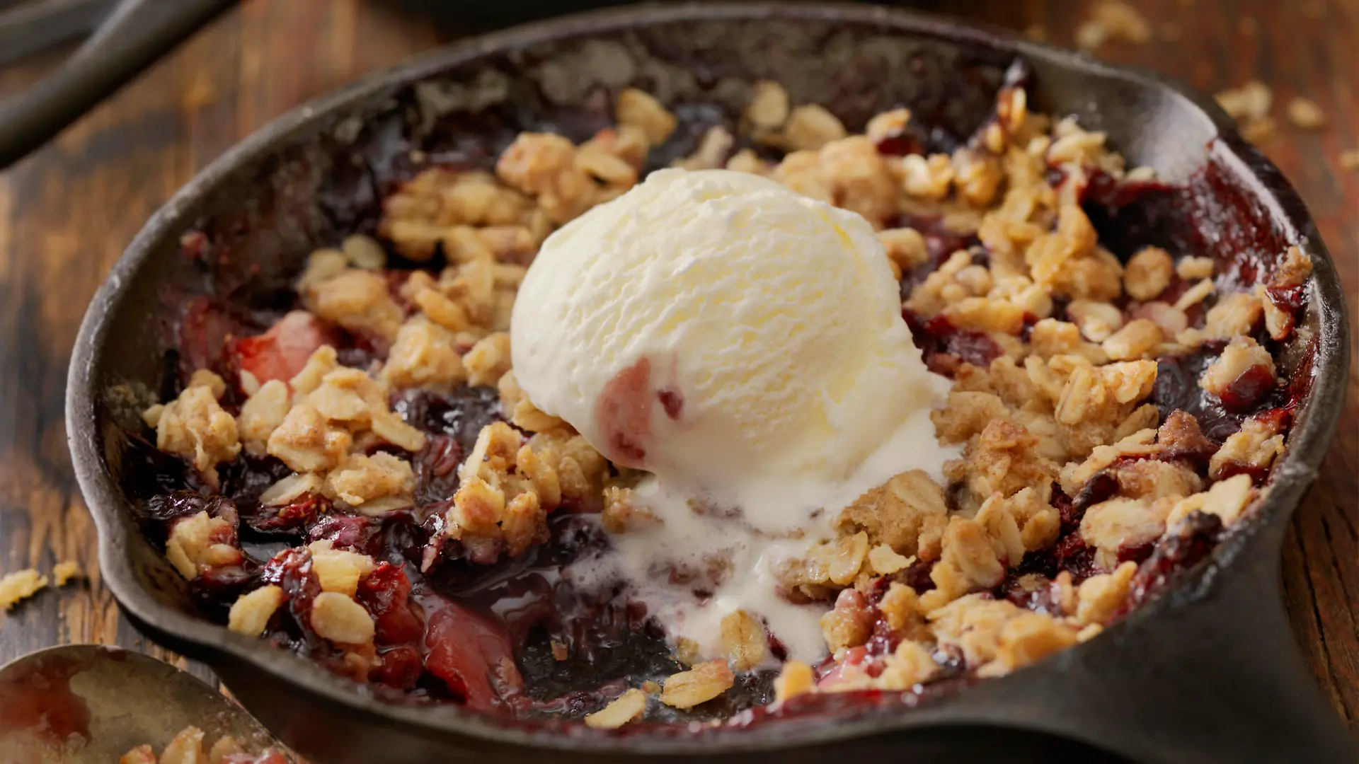 So geht der Beeren-Crumble 