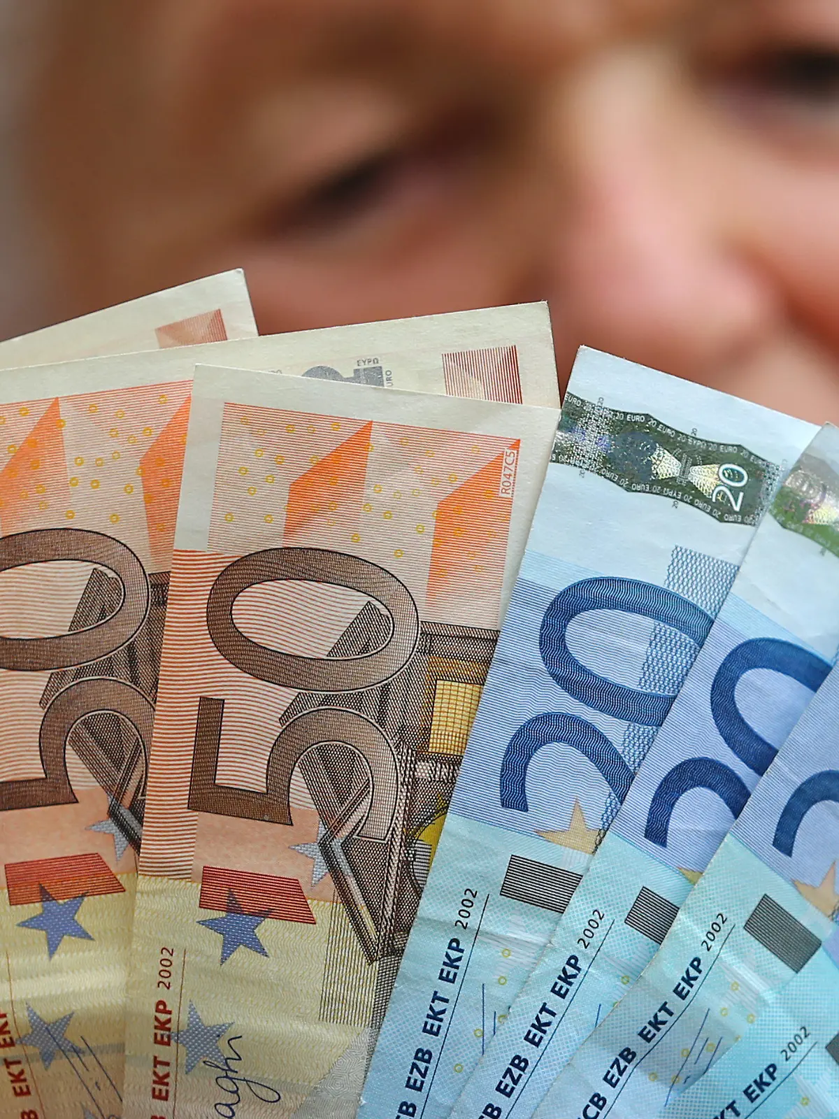 ARCHIV - Eine Rentnerin hält am 13.07.2015 in Kempten (Bayern) verschiedene Euroscheine in ihren Händen. Riestern ist Verbraucherschützern zufolge häufig zu teuer. (zu dpa "Verbraucherschützer kritisieren Kosten bei Riester-Rente" vom 03.01.2018) Foto: Karl-Josef Hildenbrand/dpa +++(c) dpa - Bildfunk+++