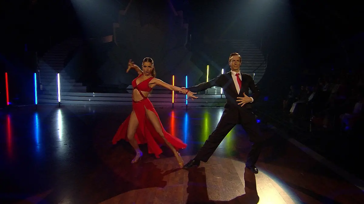 30 Punkte: Ingolf Lück macht "alles richtig" beim Tango  Let's Dance 2018: Finale