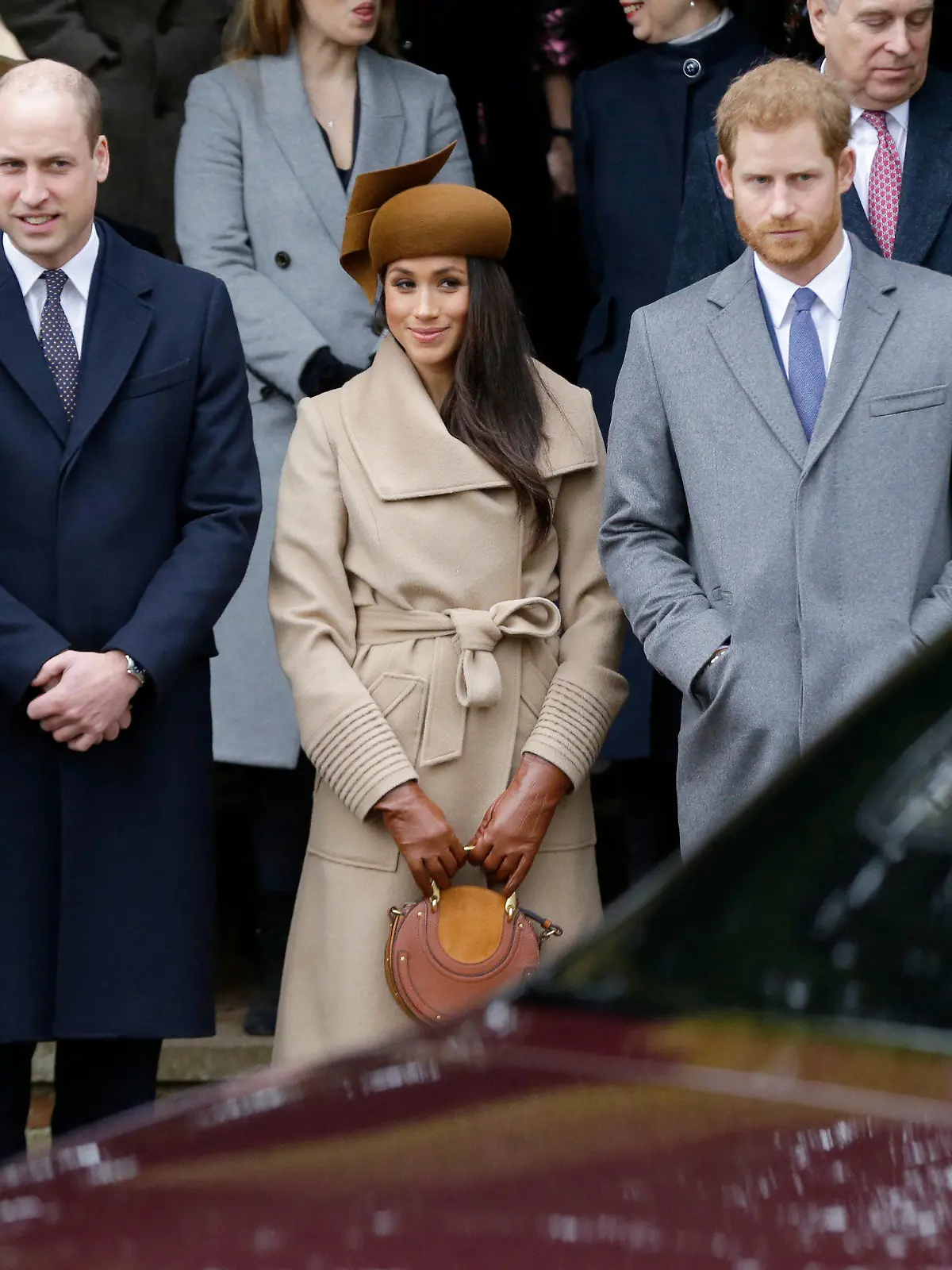 ARCHIV - 31.05.2018, Großbritannien, Sandringham: Herzogin Kate (l-r), Prinz William, die amerikanische Schauspielerin Meghan Markle und ihr Verlobter Prinz Harry warten mit anderen Mitgliedern der britischen Königsfamilie auf die Ankunft von Prinz Philip zum Weihnachtsgottesdienst (Zu dpa «Pomp, Prunk, Prominenz: Elizabeth II. vor 65 Jahren gekrönt» vom 31.05.2018) Foto: Alastair Grant/AP/dpa +++ dpa-Bildfunk +++