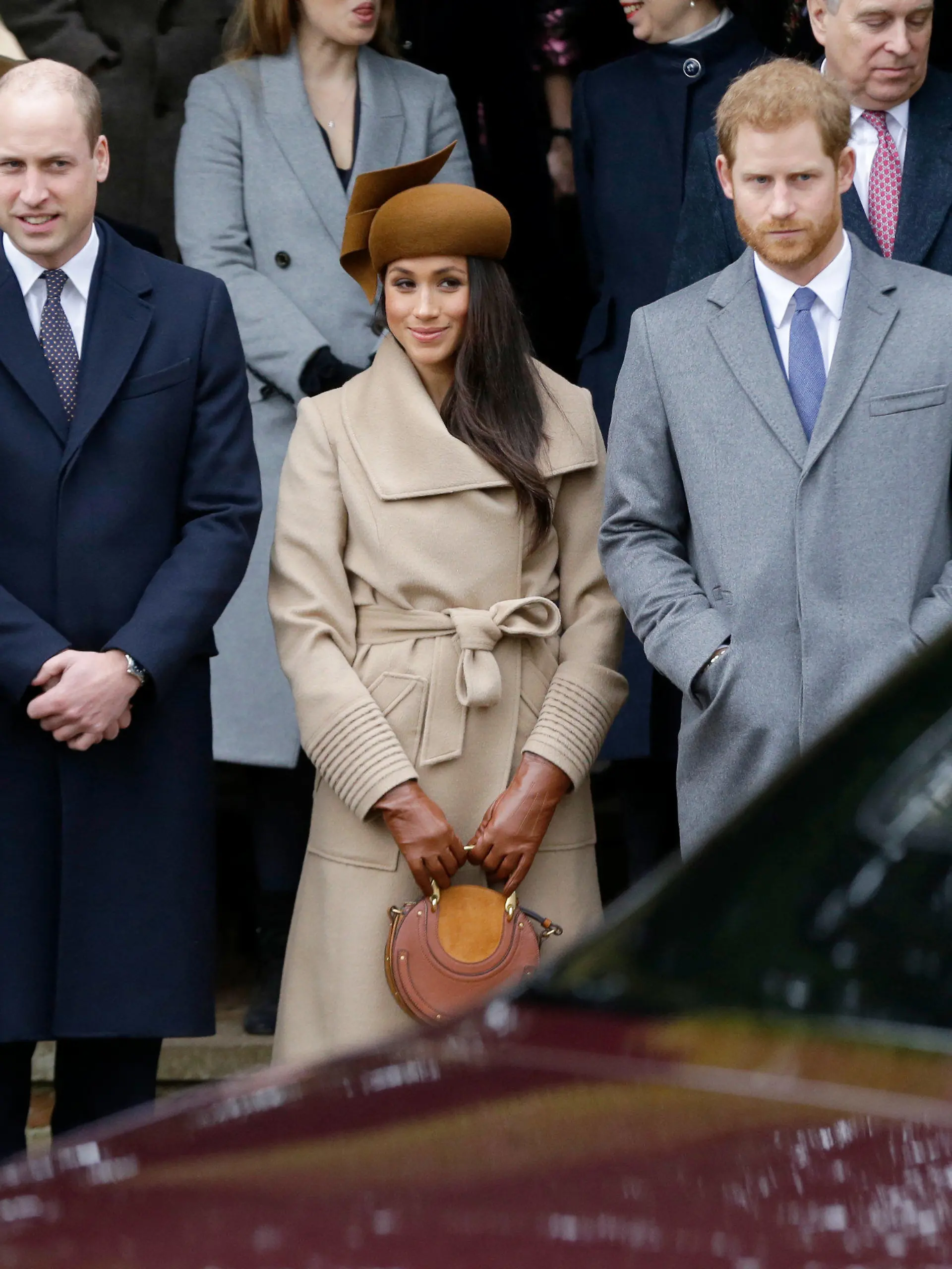 ARCHIV - 31.05.2018, Großbritannien, Sandringham: Herzogin Kate (l-r), Prinz William, die amerikanische Schauspielerin Meghan Markle und ihr Verlobter Prinz Harry warten mit anderen Mitgliedern der britischen Königsfamilie auf die Ankunft von Prinz Philip zum Weihnachtsgottesdienst (Zu dpa «Pomp, Prunk, Prominenz: Elizabeth II. vor 65 Jahren gekrönt» vom 31.05.2018) Foto: Alastair Grant/AP/dpa +++ dpa-Bildfunk +++