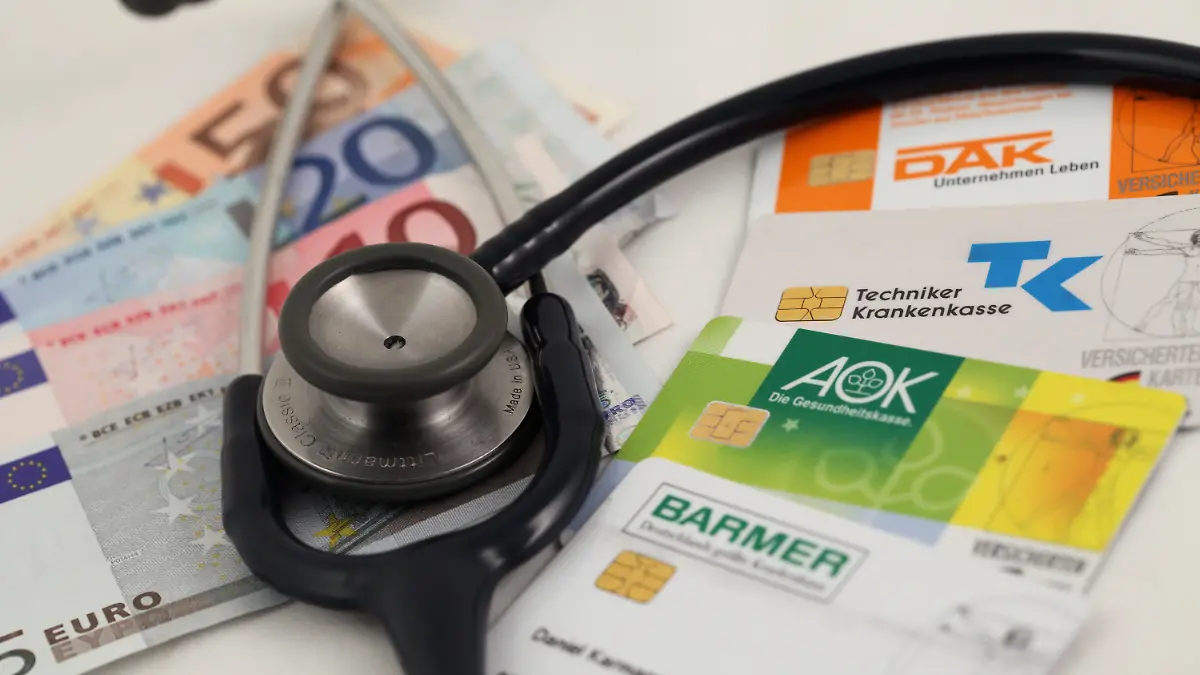 ARCHIV - ILLUSTRATION - Die Versichertenkarten der deutschen Krankenkassen DAK, AOK, Barmer und Techniker Krankenkasse TK liegen mit einem 50, 20, zehn und fünf Euro-Schein unter einem Stethoskop, aufgenommen am 17.12.2009. Die Finanzlage der gesetzlichen Krankenkassen hat sich im vergangenen Jahr deutlich verschlechtert: Allein die AOK verbuchte ein Minus von 515 Millionen Euro. Damit werden weitere Zusatzbeiträge wahrscheinlicher. Insgesamt fuhren die rund 150 gesetzlichen Kassen ein Defizit von 445 Millionen Euro ein, wie das Gesundheitsministerium am Montag (07.03.2011) berichtete. Dank des Gewinns anderer Kassen fiel das Gesamtdefizit geringer aus als das der AOK. 2009 hatten die Kassen insgesamt noch einen Überschuss von 1,4 Milliarden Euro. Foto: Daniel Karmann +++(c) dpa - Bildfunk+++