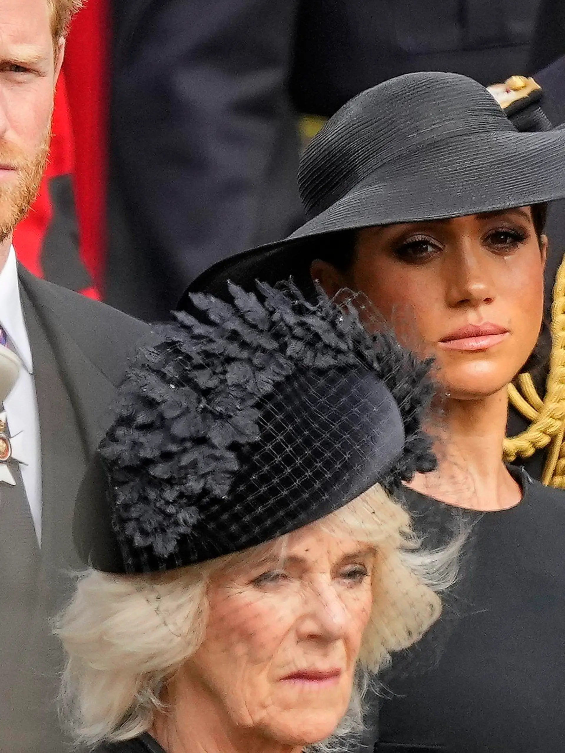 ARCHIV - 19.09.2022, Großbritannien, London: König Charles III. (vorn), Königsgemahlin Camilla, Prinz Harry, Herzog von Sussex, (dahinter), und seine Frau Meghan, Herzogin von Sussex, schauen auf den Trauerzug mit dem Sarg der gestorbenen britischen Königin Elizabeth II. auf dem als Lafette bezeichnete Kanonenwagen. Die im Schatten sieht man nicht? Das legt jedenfalls der Titel von Prinz Harrys Autobiografie nahe. «Reserve» soll zwar erst im Januar erscheinen. Doch für Aufregung in seiner Heimat Großbritannien sorgt das Buch schon jetzt. (zu dpa «Nur «Reserve»? Memoiren von Harry sorgen für Zoff im Königreich») Foto: Martin Meissner/Pool AP/dpa +++ dpa-Bildfunk +++