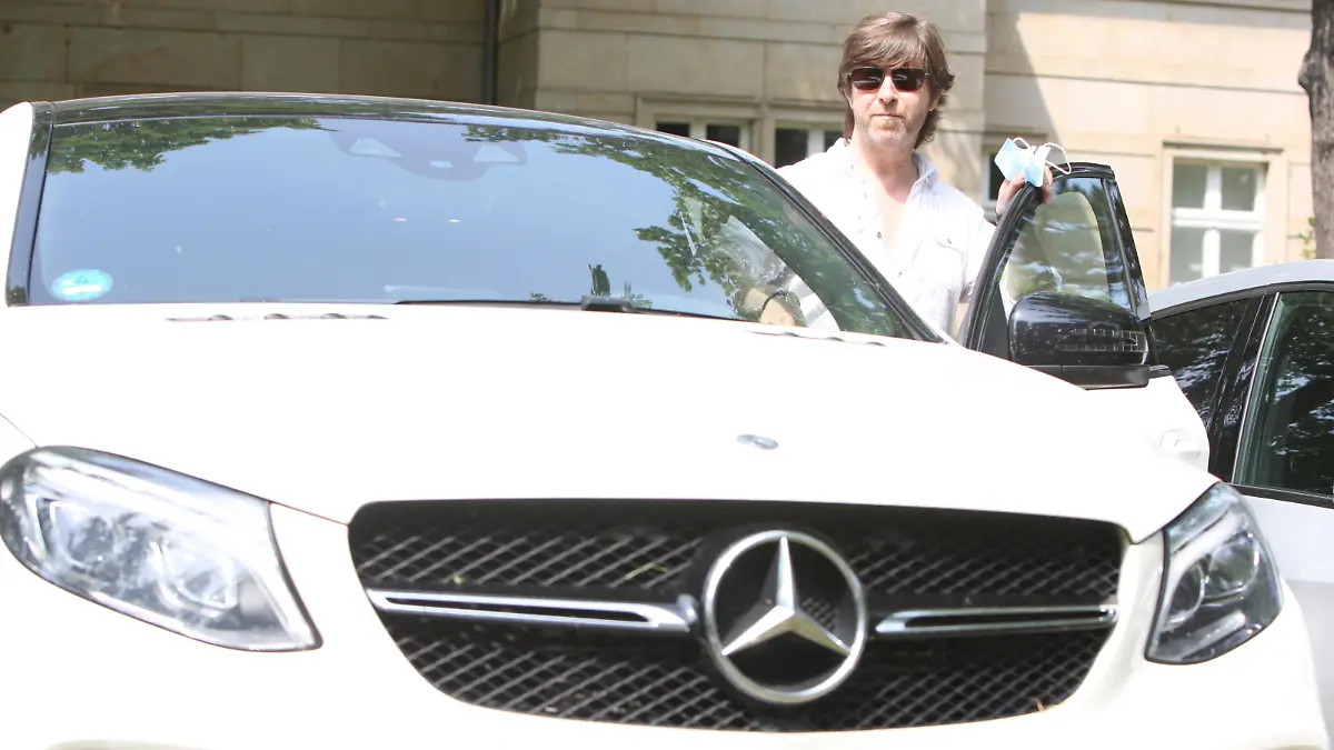 Michael Möbius nach dem Prozess / Gerichtsprozess / nach der Verhandlung vor dem Amtsgericht Pirna (Justizzentrum) an einem Mercedes Benz GLE (Mercedes-Benz GLE / Mercedes-Benz C 167, ein Crossover aus SUV und Coupé der deutschen Automobilmarke Mercedes - Benz); Michael Möbius (* 5. Februar 1968 in Pirna) aus Struppen, gelernter Baufacharbeiter bzw. Maurer, studierte einige Semester Bauingenieurwesen (Ingenieurwesen und Bauwesen), arbeitet seit Jahren als Künstler, war u.a. wegen Diebstahl in Tateinheit mit Störung öffentlicher Betriebe angeklagt, der Mann hatte nach Ansicht der Staatsanwaltschaft am 25. November 2020, gegen 9.00 Uhr, an der Hohe Straße in Struppen (bei Pirna), OT Struppen-Siedlung die Blitzeinheit des Infrarot-Laser-Messgerät XV3 (Messgerät) bei eine Geschwindigkeitsmessung des Landratsamtes Sächsische Schweiz - Osterzgebirge entwendet, konkret hatte er den Blitz (das Blitzlicht bzw. die Blitzlampe samt Verbindungskabel und Akku, die an einem Zaun hingen, von dort entfernt und in sein Auto geladen. Der damals 52-Jährige war an jenem Novembermorgen mit einem Mercedes GLE bei erlaubten 30 km/h sieben Stundenkilometer zu schnell unterwegs und wurde daher von dem mobilen Gerät an der Messstelle fotografiert. Laut Polizei bzw. einem Mitarbeiter des Kreis Ordnungsamtes und auch eigenen Angaben fuhr Möbius zweimal zu der Blitzeinheit wieder zurück, bis er schließlich anhielt und die Messeinheit samt Akku in den Mercedes trug. Als ihn der in der Nähe anwesende Mitarbeiter des Landratsamtes hinzukam und ihn ansprach, soll Möbius sein Auto verriegelt haben und davon gefahren sein. Der Angestellte des Landratsamtes rief die Polizei. Alarmierte Polizisten trafen Möbius an seiner Wohnanschrift an und fanden den Blitzer in seinem Auto. Die Beamten stellten die Blitzeinrichtung im Wert von rund 5.000 Euro sicher. Die Polizei ermittelte gegen ihn wird wegen Diebstahls. Der Beschuldigte stellt den Sachverhalt anders da und forderte über seinen A *** Local Caption *** Jede Veröffentlichung ist honorarpflichtig! Kontakt / BANKVERBINDUNG - Daniel Förster, 0172/2000862, foersternews@aol.com;
Kreditinstitut: Ostsächsische Sparkasse Dresden
Bankleitzahl: 850 503 00
Kontonummer: 40 00 11 80 78