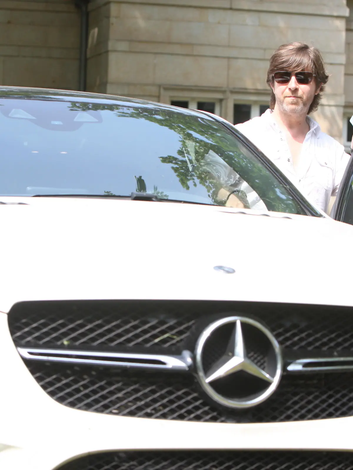 Michael Möbius nach dem Prozess / Gerichtsprozess / nach der Verhandlung vor dem Amtsgericht Pirna (Justizzentrum) an einem Mercedes Benz GLE (Mercedes-Benz GLE / Mercedes-Benz C 167, ein Crossover aus SUV und Coupé der deutschen Automobilmarke Mercedes - Benz); Michael Möbius (* 5. Februar 1968 in Pirna) aus Struppen, gelernter Baufacharbeiter bzw. Maurer, studierte einige Semester Bauingenieurwesen (Ingenieurwesen und Bauwesen), arbeitet seit Jahren als  Künstler, war u.a. wegen Diebstahl in Tateinheit mit Störung öffentlicher Betriebe angeklagt, der Mann hatte nach Ansicht der Staatsanwaltschaft am 25. November 2020, gegen 9.00 Uhr, an der Hohe Straße in Struppen (bei Pirna), OT Struppen-Siedlung die Blitzeinheit des Infrarot-Laser-Messgerät XV3 (Messgerät) bei eine Geschwindigkeitsmessung des Landratsamtes Sächsische Schweiz - Osterzgebirge entwendet, konkret hatte er den Blitz (das Blitzlicht bzw. die Blitzlampe samt Verbindungskabel und Akku, die an einem Zaun hingen, von dort entfernt und in sein Auto geladen. Der damals 52-Jährige war an jenem Novembermorgen mit einem Mercedes GLE bei erlaubten 30 km/h sieben Stundenkilometer zu schnell unterwegs und wurde daher von dem mobilen Gerät an der Messstelle fotografiert. Laut Polizei bzw. einem Mitarbeiter des Kreis Ordnungsamtes und auch eigenen Angaben fuhr Möbius zweimal zu der Blitzeinheit wieder zurück, bis er schließlich anhielt und die Messeinheit samt Akku in den Mercedes trug. Als ihn der in der Nähe anwesende Mitarbeiter des Landratsamtes hinzukam und ihn ansprach, soll Möbius sein Auto verriegelt haben und davon gefahren sein. Der Angestellte des Landratsamtes rief die Polizei. Alarmierte Polizisten trafen Möbius an seiner Wohnanschrift an und fanden den Blitzer in seinem Auto. Die Beamten stellten die Blitzeinrichtung im Wert von rund 5.000 Euro sicher. Die Polizei ermittelte gegen ihn wird wegen Diebstahls. Der Beschuldigte stellt den Sachverhalt anders da und forderte über seinen A *** Local Caption *** Jede Veröffentlichung ist honorarpflichtig! Kontakt / BANKVERBINDUNG - Daniel Förster, 0172/2000862, foersternews@aol.com;
Kreditinstitut: Ostsächsische Sparkasse Dresden
Bankleitzahl: 850 503 00
Kontonummer: 40 00 11 80 78