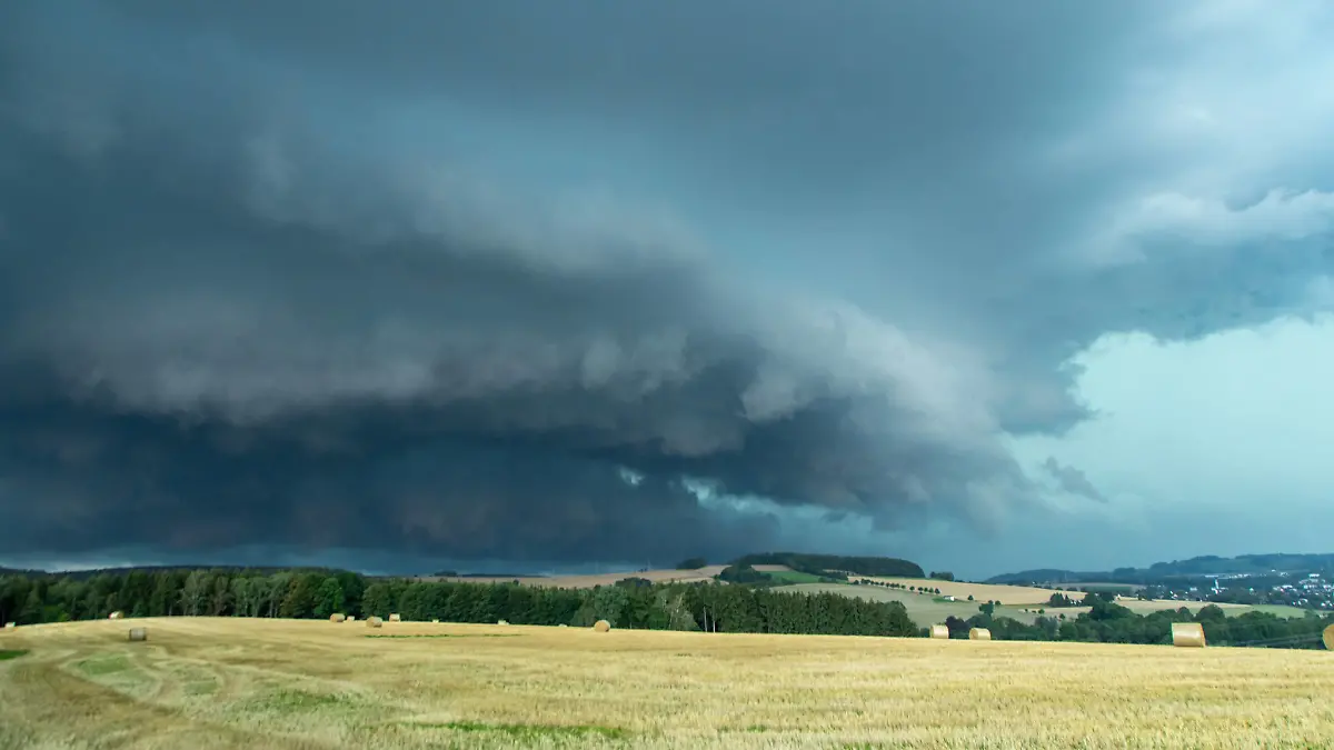 230815UnwetterT2 News ID: EN 2023-08-15 Heftige Unwetter sorgen für Schäden im Erzgebirgskreis Über 10 Einsätze allein im Zwönitzer Ortsteil Künhaide Zwönitz-Künhaide. Ein heftiges Gewitter ist am Dienstagnachmittag über das Erzgebirge gezogen. Starke Sturmböen, Hagel mit Korngrößen um 1 Zentimeter und heftiger Starkregen sorgten dabei für zahlreiche Einsätze der Feuerwehr. Allein im Zwönitzer Ortsteil Künhaide mussten über 10 Einsatzstellen abgearbeitet werden. Straßen wurden überflutet, Bäume entwurzelt und Äste abgebrochen. Auf der Thomas-Münzer-Straße fiel ein großer Ast in eine Stromleitung. Die Feuerwehr sperrte hier die Straße ab und informierte den zuständigen Stromversorger. Auf der Schlüsselstraße stürzten mehrere Bäume um.