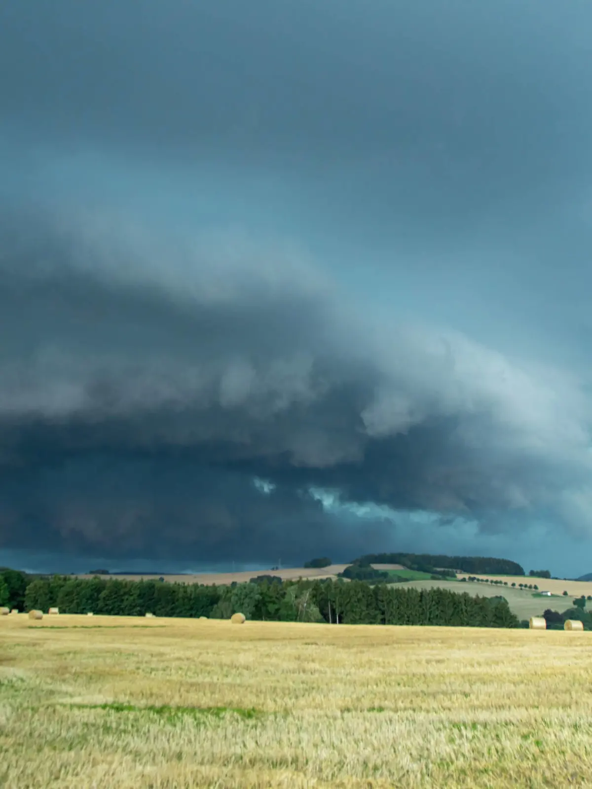 230815UnwetterT2 News ID: EN 2023-08-15 Heftige Unwetter sorgen für Schäden im Erzgebirgskreis  Über 10 Einsätze allein im Zwönitzer Ortsteil Künhaide Zwönitz-Künhaide. Ein heftiges Gewitter ist am Dienstagnachmittag über das Erzgebirge gezogen. Starke Sturmböen, Hagel mit Korngrößen um 1 Zentimeter und heftiger Starkregen sorgten dabei für zahlreiche Einsätze der Feuerwehr. Allein im Zwönitzer Ortsteil Künhaide mussten über 10 Einsatzstellen abgearbeitet werden. Straßen wurden überflutet, Bäume entwurzelt und Äste abgebrochen. Auf der Thomas-Münzer-Straße fiel ein großer Ast in eine Stromleitung. Die Feuerwehr sperrte hier die Straße ab und informierte den zuständigen Stromversorger. Auf der Schlüsselstraße stürzten mehrere Bäume um.