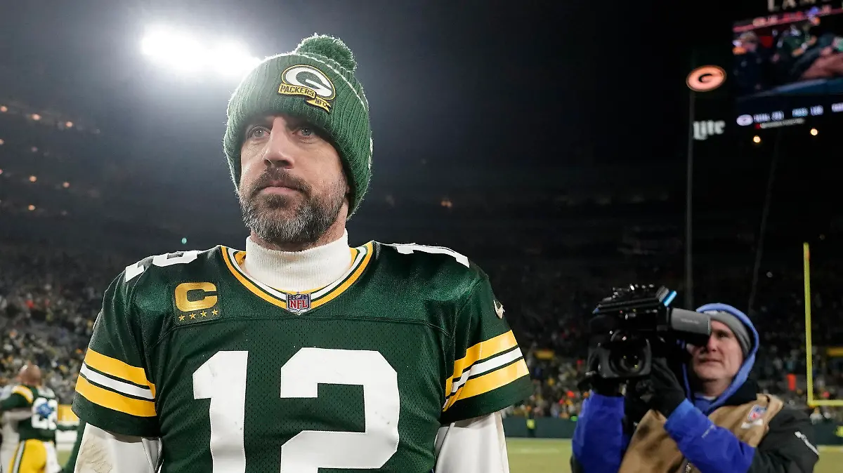 08.01.2023, USA, Green Bay: American Football: Profiliga NFL, Green Bay Packers - Detroit Lions; Hauptrunde, Hauptrunde-Partien, 18. Spieltag: Green Bay Packers Quarterback Aaron Rodgers steht nach dem Spiel auf dem Spielfeld. Die Lions haben 20-16 gewonnen. Foto: Morry Gash/AP/dpa +++ dpa-Bildfunk +++