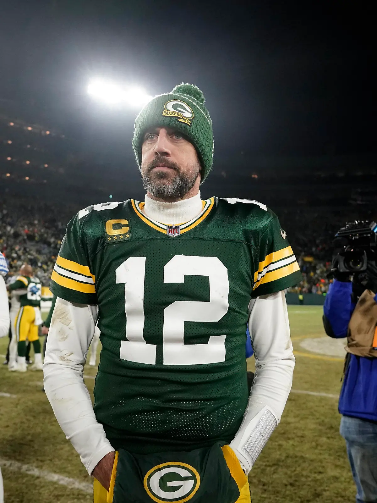 08.01.2023, USA, Green Bay: American Football: Profiliga NFL, Green Bay Packers - Detroit Lions; Hauptrunde, Hauptrunde-Partien, 18. Spieltag: Green Bay Packers Quarterback Aaron Rodgers steht nach dem Spiel auf dem Spielfeld. Die Lions haben 20-16 gewonnen. Foto: Morry Gash/AP/dpa +++ dpa-Bildfunk +++