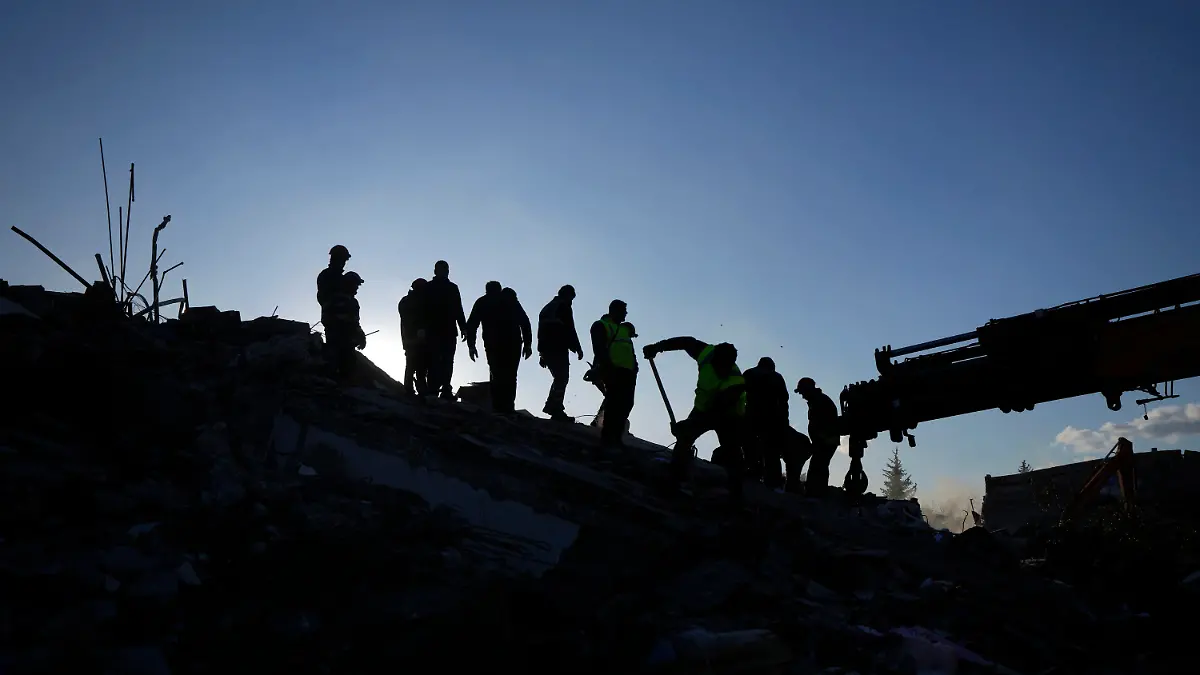 08.02.2023, Türkei, Antakya: Rettungsteams suchen nach Menschen in den Trümmern zerstörter Gebäude. In den Erdbeben-Gebieten in Syrien und der Türkei werden bei der Suche nach Verschütteten immer mehr Leichen aus den Resten eingestürzter Gebäude geborgen. Mehrfach korrigierten die türkischen Behörden am Mittwoch die Zahl bestätigter Opfer nach oben. Foto: Khalil Hamra/AP/dpa +++ dpa-Bildfunk +++