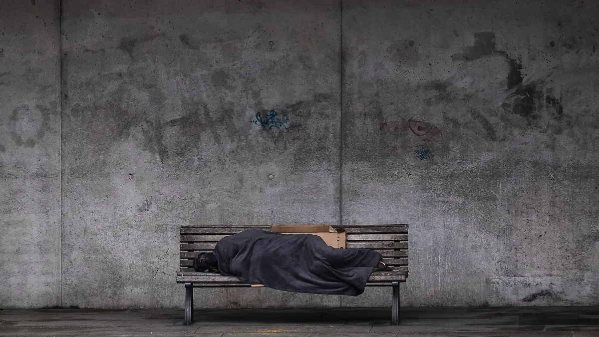 Ein Obdachloser schlaeft auf einer Bank in Berlin, 12.03.2021. Berlin Deutschland *** A homeless man sleeping on a bench in Berlin, 12 03 2021 Berlin Germany Copyright: xFlorianxGaertner/photothek.dex 