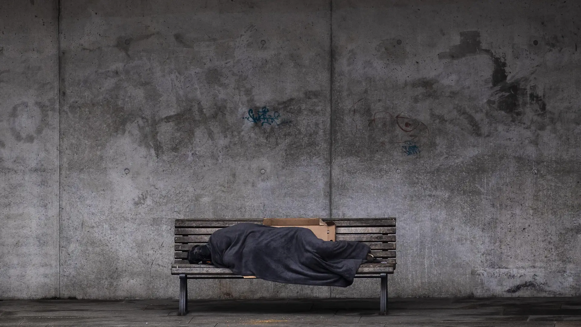 Ein Obdachloser schlaeft auf einer Bank in Berlin, 12.03.2021. Berlin Deutschland *** A homeless man sleeping on a bench in Berlin, 12 03 2021 Berlin Germany Copyright: xFlorianxGaertner/photothek.dex