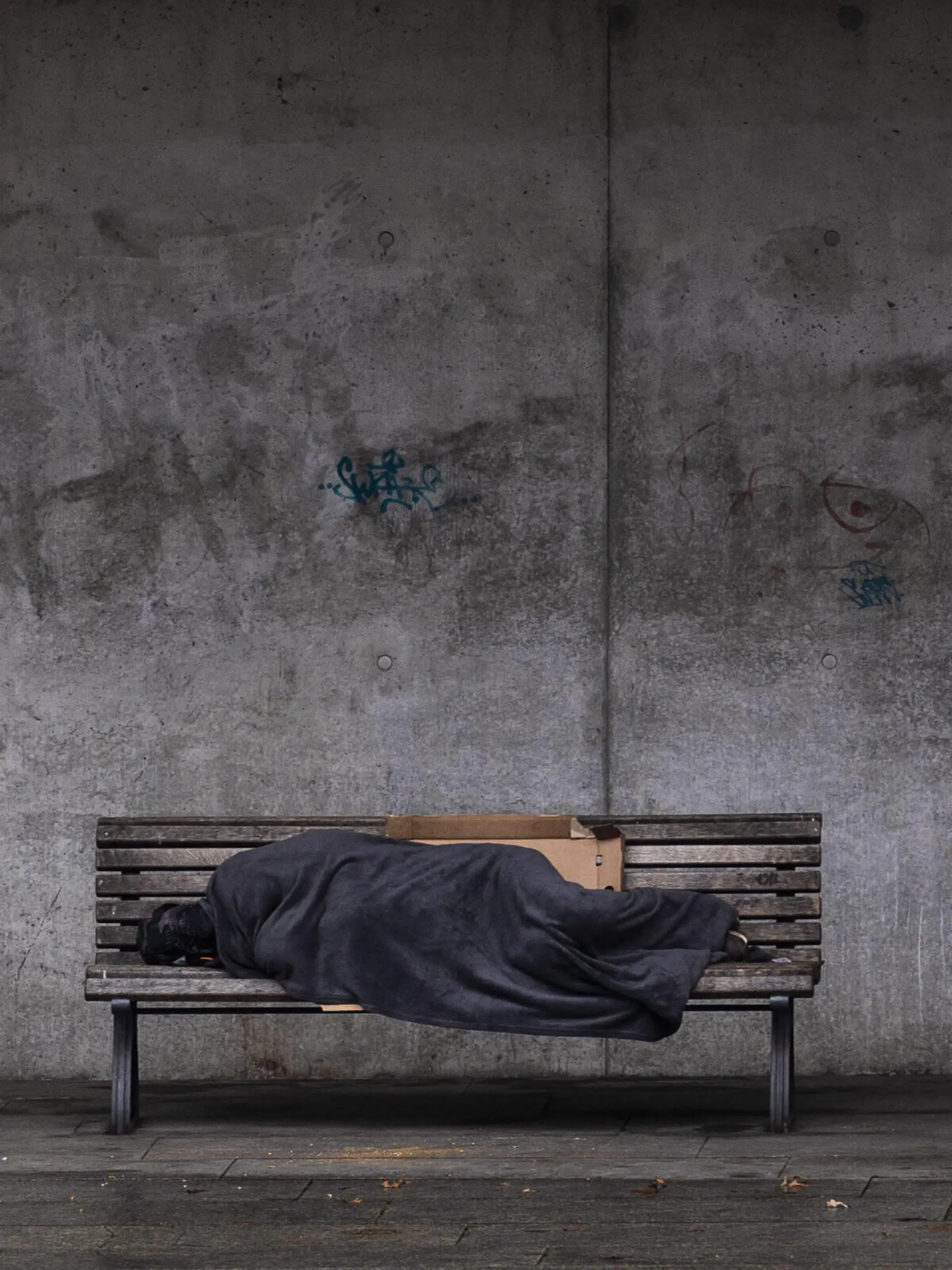 Ein Obdachloser schlaeft auf einer Bank in Berlin, 12.03.2021. Berlin Deutschland *** A homeless man sleeping on a bench in Berlin, 12 03 2021 Berlin Germany Copyright: xFlorianxGaertner/photothek.dex 
