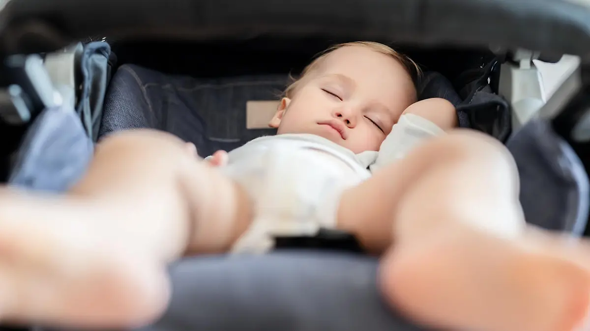 Baby liegt im heißen Kinderwagen