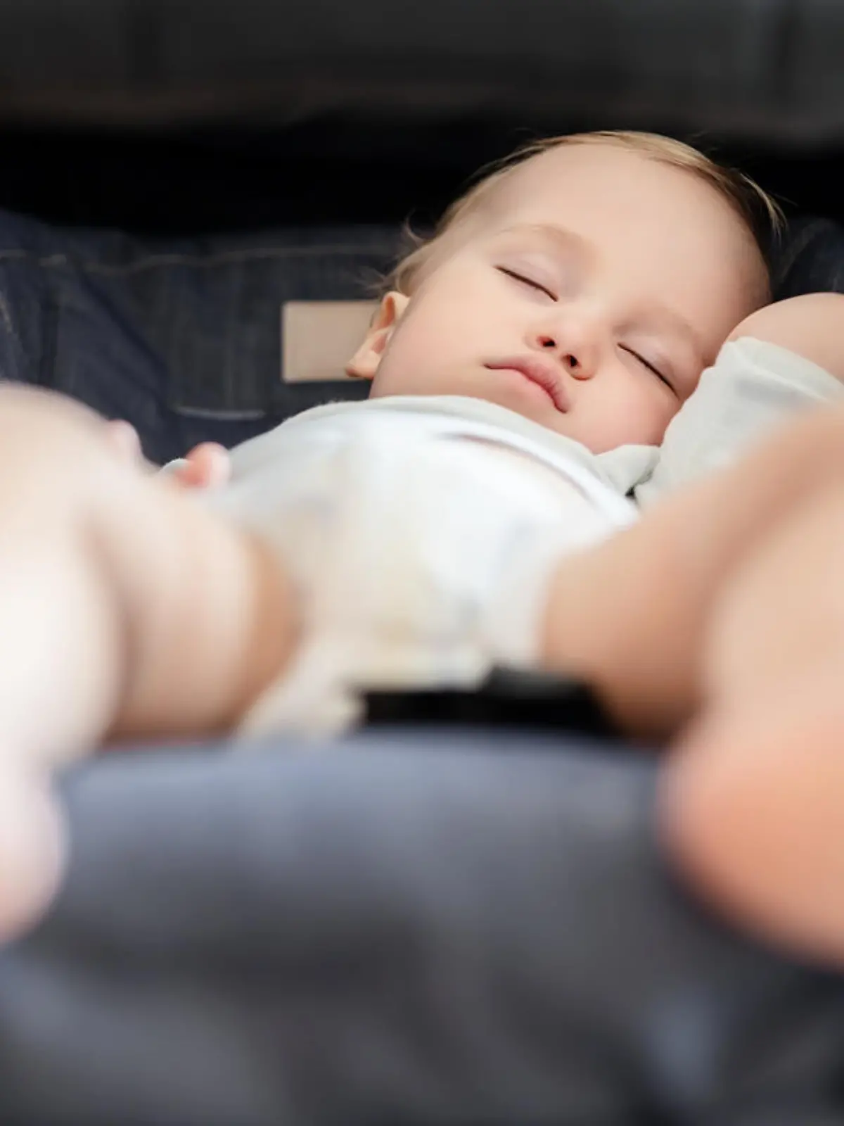 Baby liegt im heißen Kinderwagen