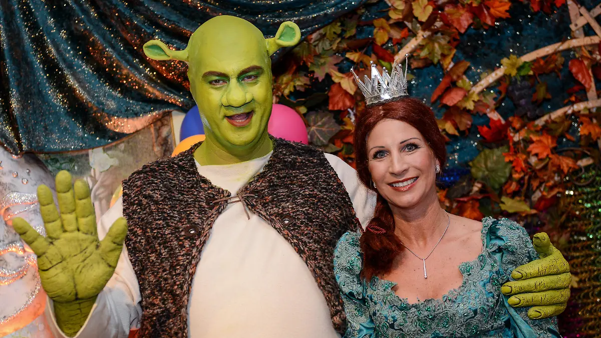 Bayerns Finanzminister Markus Söder (CSU) und seine Frau Karin posieren am 21.02.2014 als «Shrek der tollkühne Held» und «Prinzessin» verkleidet auf der Prunksitzung des Fränkischen Fastnachtsverbandes «Fastnacht in Franken» in Veitshöchheim bei Würzburg (Bayern). Vertreter aus Politik, Gesellschaft und Kirchen sind zur 27. Ausgabe der Frankenfastnacht geladen. Sie müssen sich auf der Prunksitzung auf derbe Sprüche, Spott und Hohn einstellen. Foto: David Ebener/dpa