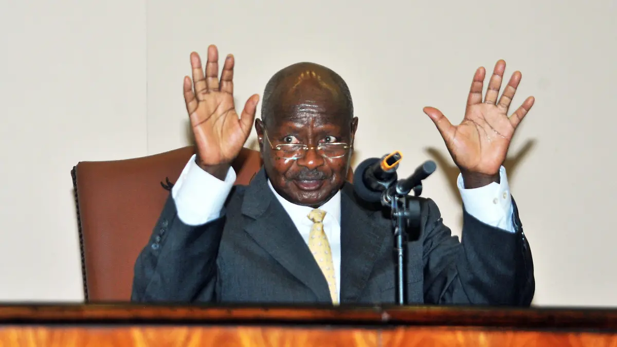 epa04098904 Ugandan President Yoweri Museveni signs the anti-gay legislation in Kampala, Uganda, 24 February 2014. A controversial bill that introduces lengthy prison sentences for people who engage in homosexual acts was signed into law by Ugandan President Yoweri Museveni. The law, which has been strongly criticized by Western governments and human rights groups, punishes first-time offenders with up to 14 years in jail. People convicted of same-sex intercourse with a disabled person or a minor, as well as HIV-positive people caught engaging in homosexual acts, face life imprisonment. The law also makes it a crime not to report gay people. For the first time, lesbians are also targeted by legislation. EPA/RONALD KABUUBI +++(c) dpa - Bildfunk+++