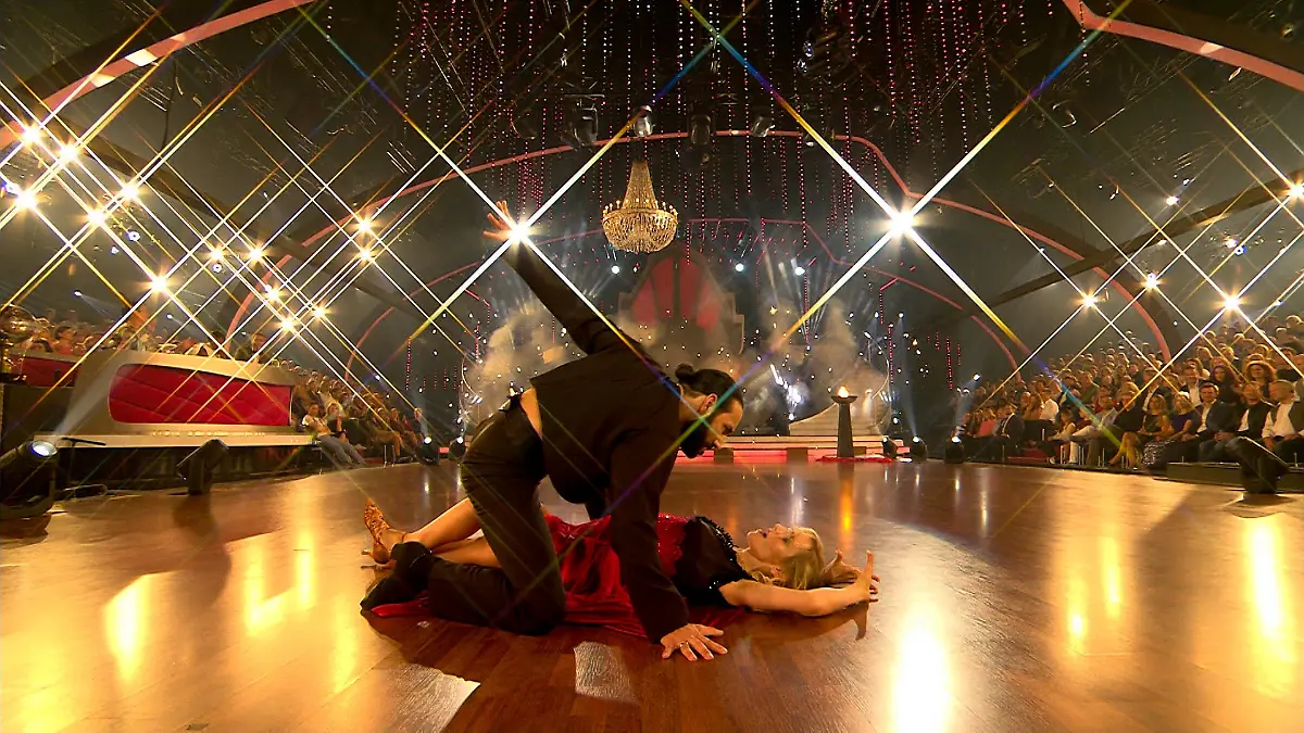 Julia und Massimo ertanzen sich 30 Punkte Let’s Dance 2018: Halbfinale