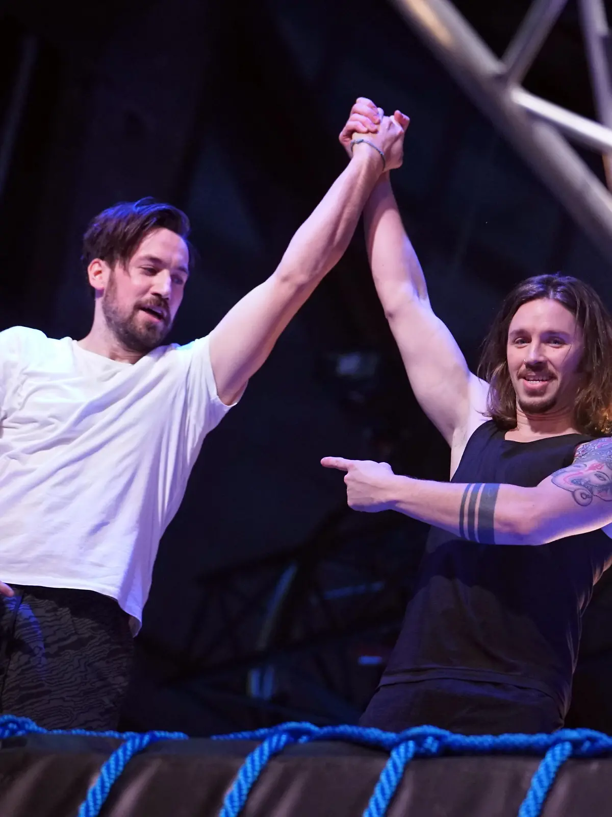 BU: Moderator Jan Köppen (l.) ist als Team "Köppen" in der K.O. Runde Ersatz für das gesamte Team "Fussball-Legenden". Hier tritt er im ersten Lauf gegen Gil Ofarim aus dem Team "Let´s Dance" an.
BB: Erste Staffel, Foto: MG RTL D / Stefan Gregorowius, AZ 22.02.2018, K.O. Runde, KO Runde, Promispecial