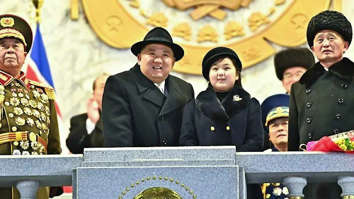 Kim Yong Un nimmt die Militärparade ab.