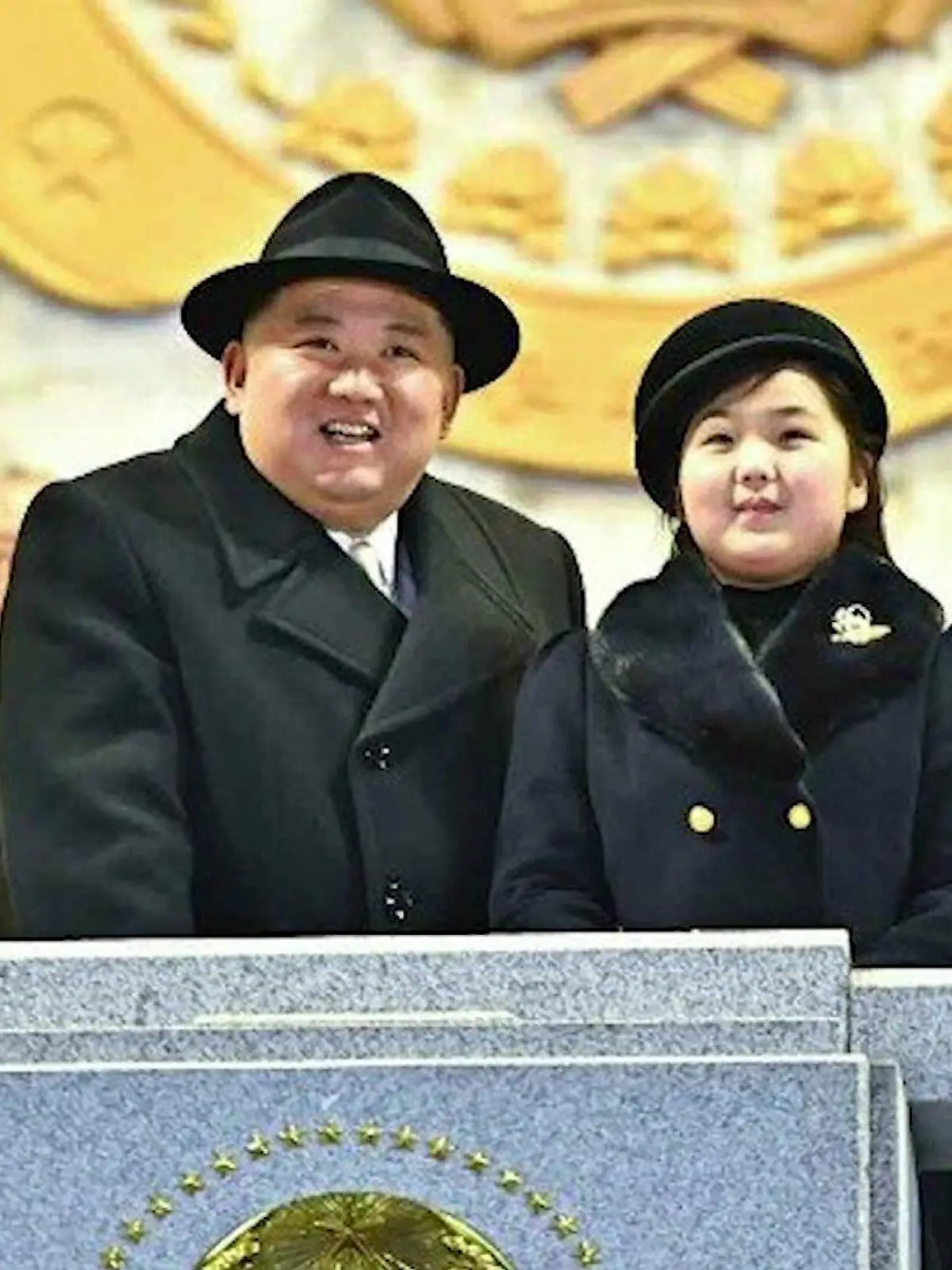 Kim Yong Un nimmt die Militärparade ab.