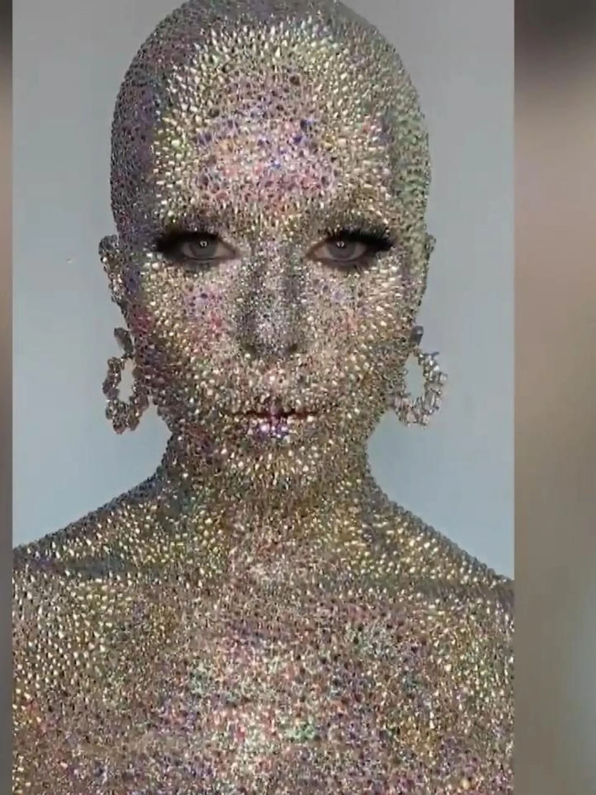 Dass ein aufwendiges Make-up auch mal etwas länger dauern kann, ist bekannt. Aber 27 Stunden? Das ist wirklich ungewöhnlich. Visagistin Holly Murray hat diese Zeit aber für einen ganz besonderen Look gebraucht.