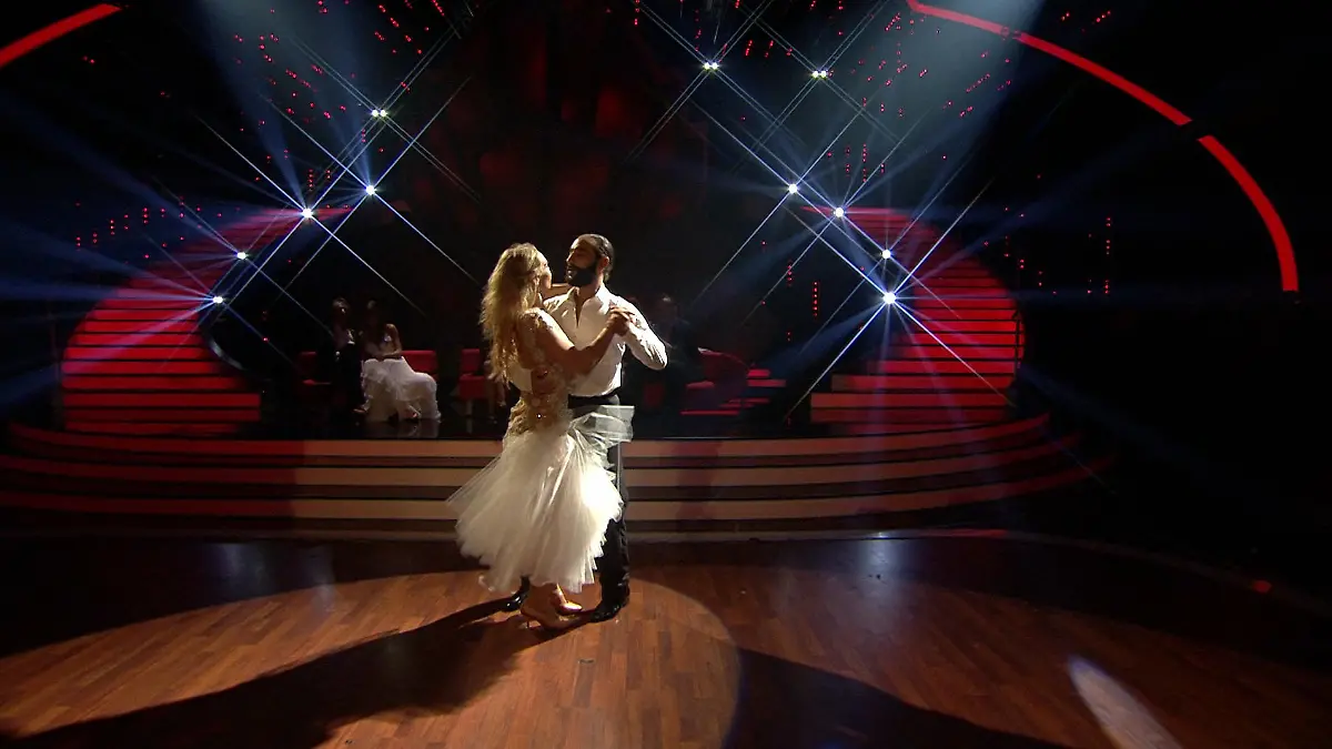 Julia und Massimo tanzen Wiener Walzer Let’s Dance 2018: Halbfinale