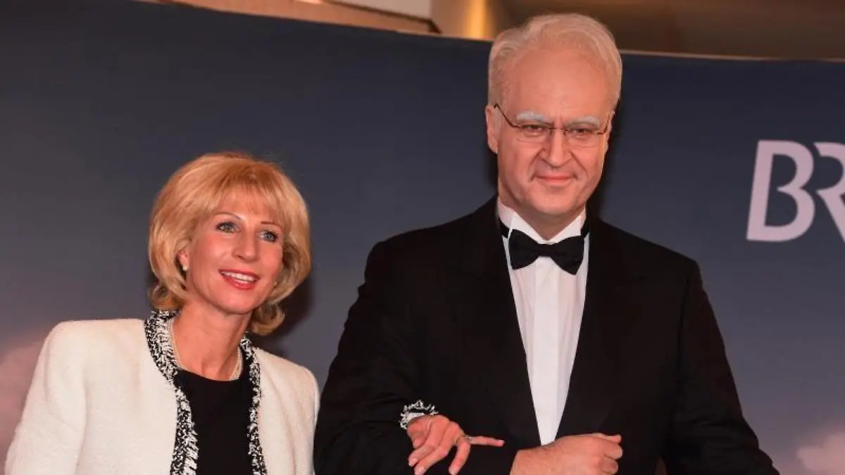 Der bayerische Finanzminister Markus Söder (CSU, r) verkleidete sich als Edmund Stoiber. Begleitet wurde er von seiner Ehefrau Karin Baumüller. Foto: Nicolas Armer
